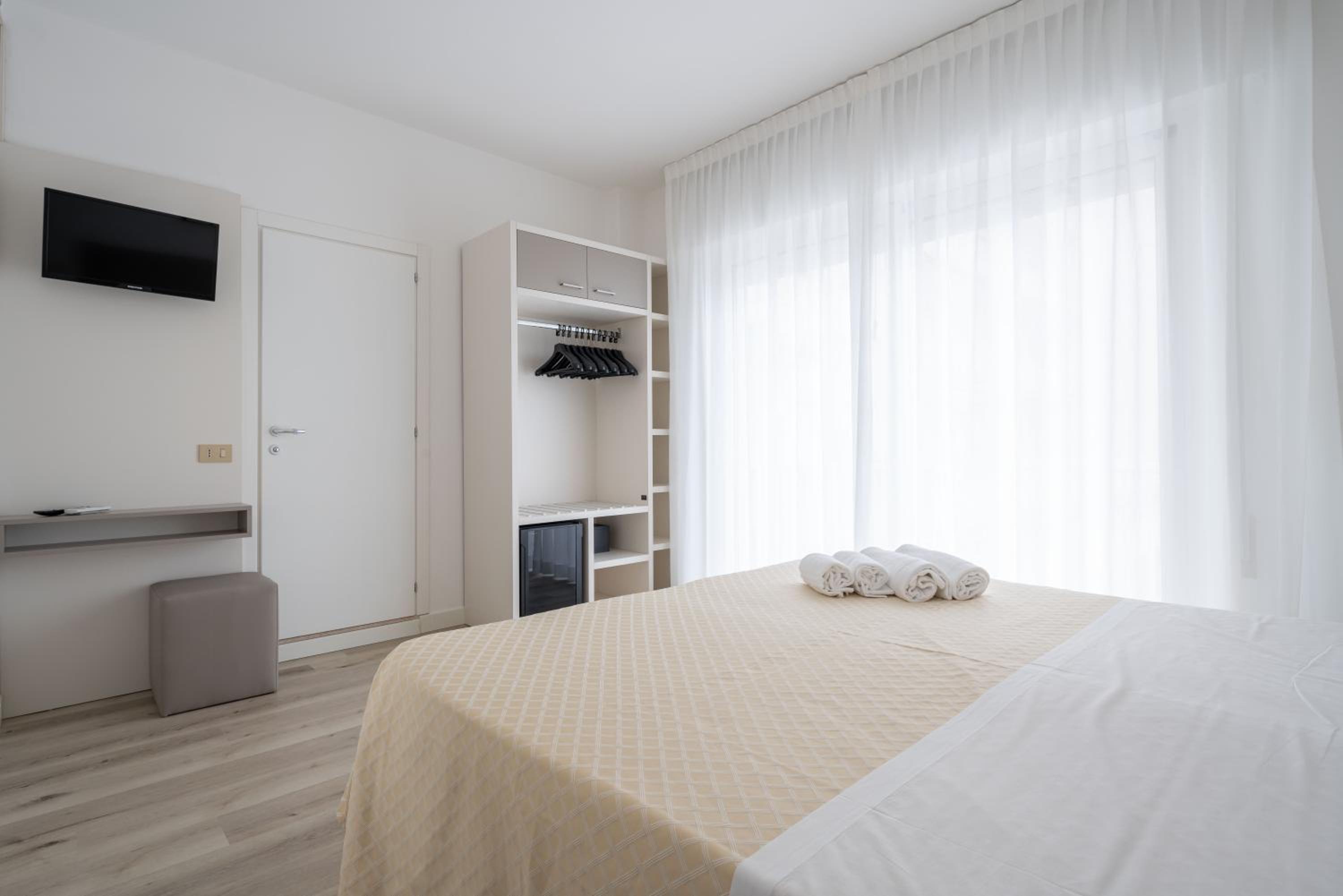 Comfort Double Room with Side Sea View - Photo 6