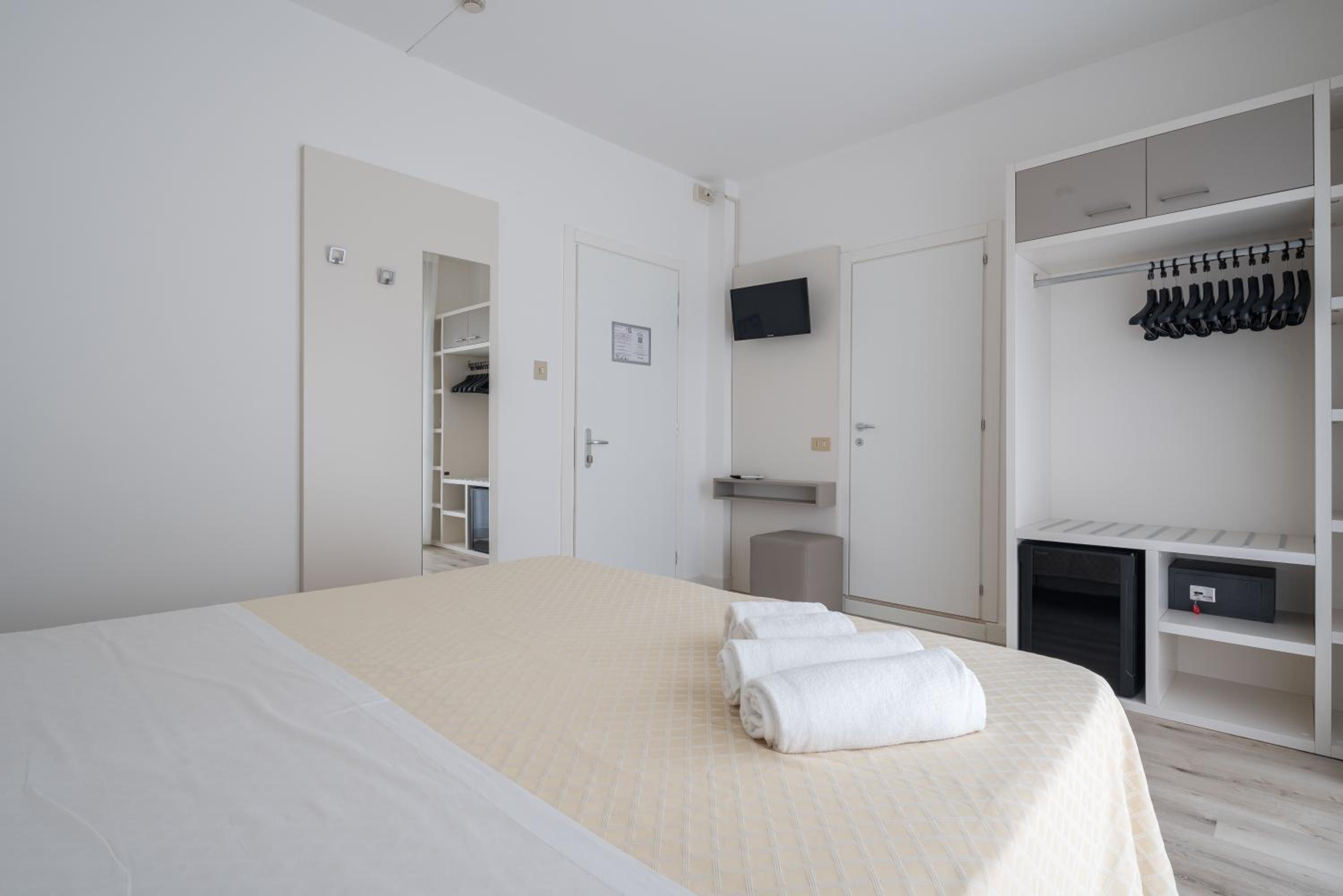 Comfort Double Room with Side Sea View - Photo 8