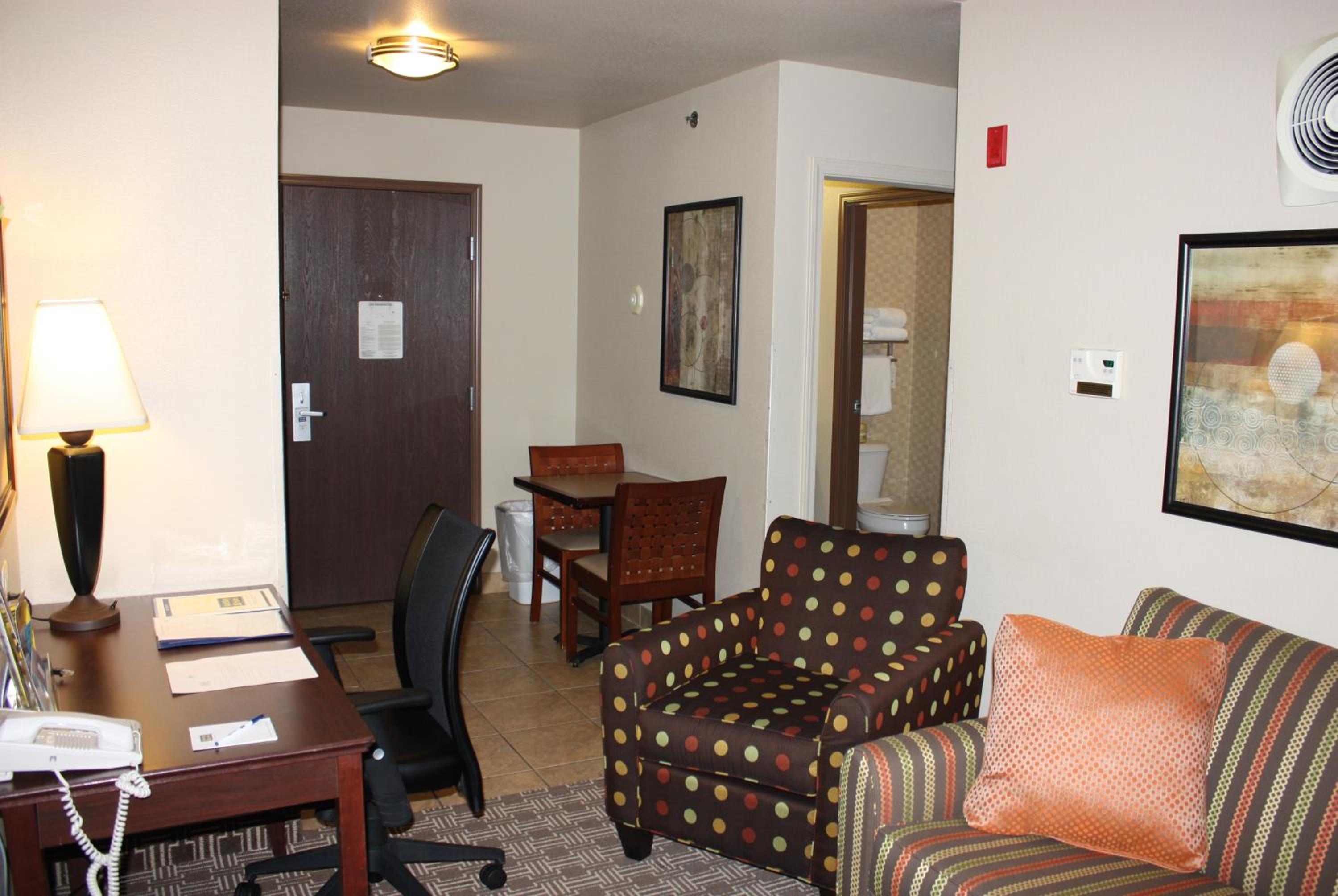Superior Efficiency Queen Suite with Two Queen Beds - Non-Smoking photo 3
