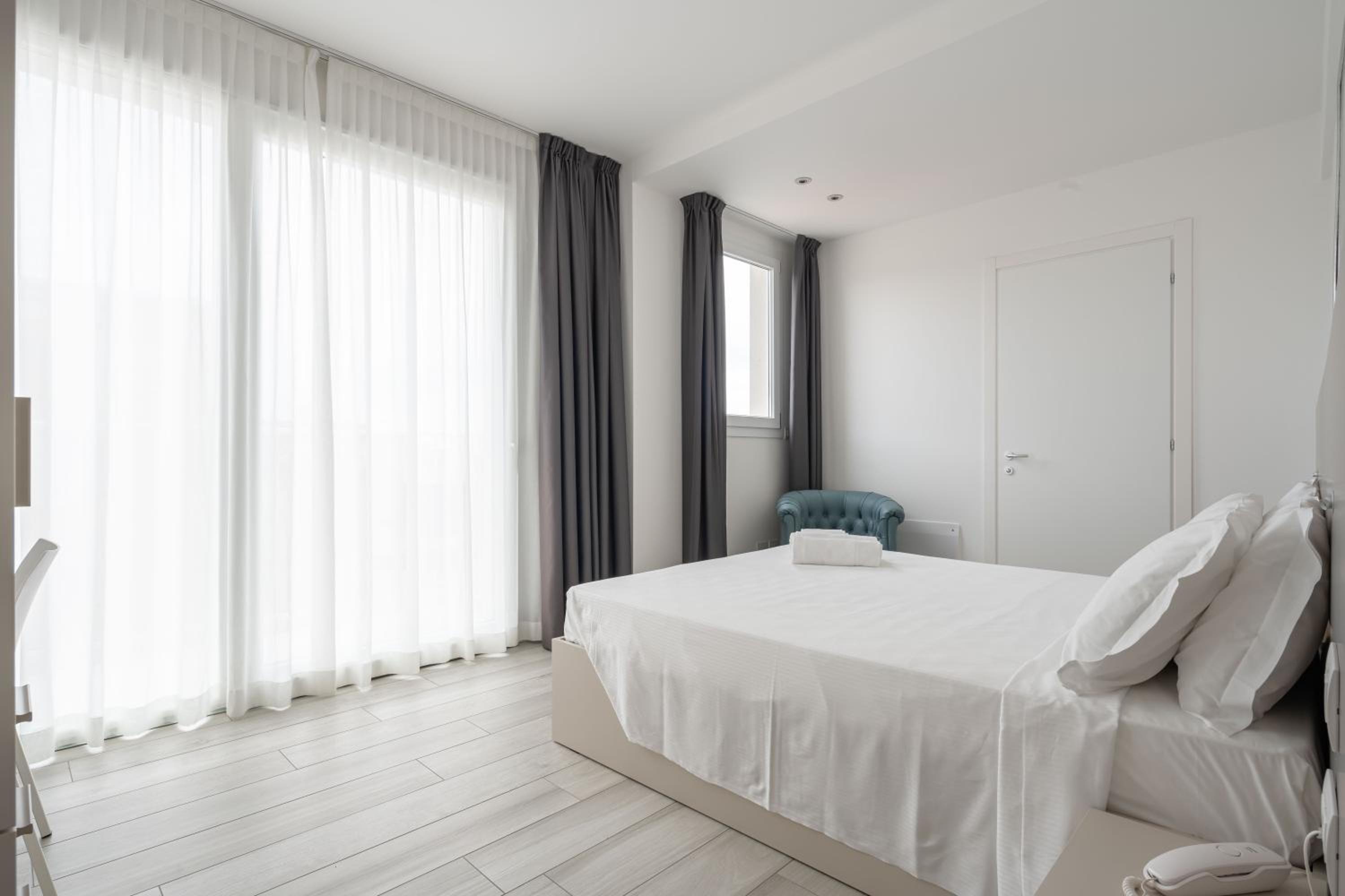 Deluxe Double Room with Side Sea View - Photo 11