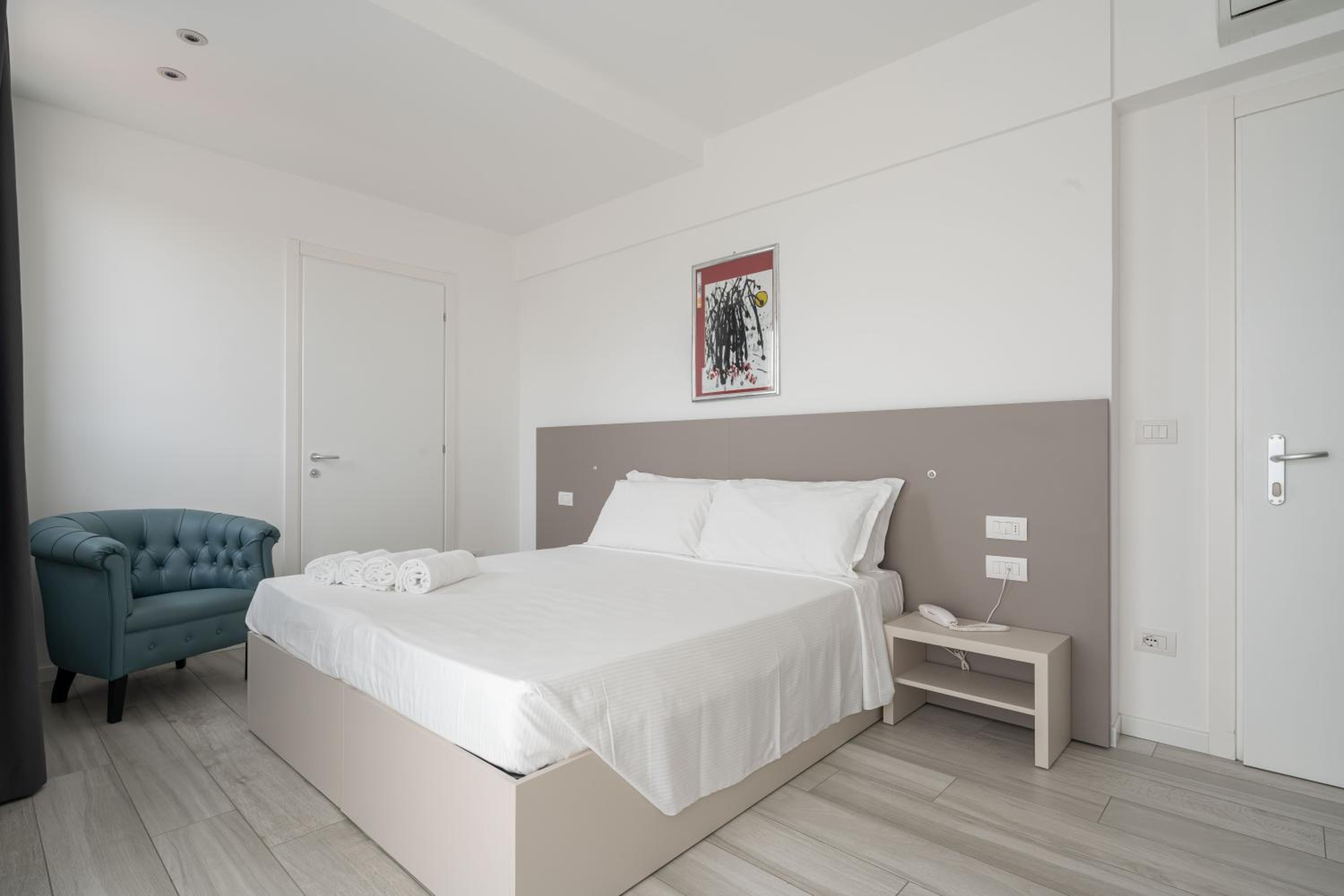 Deluxe Double Room with Side Sea View - Photo 12