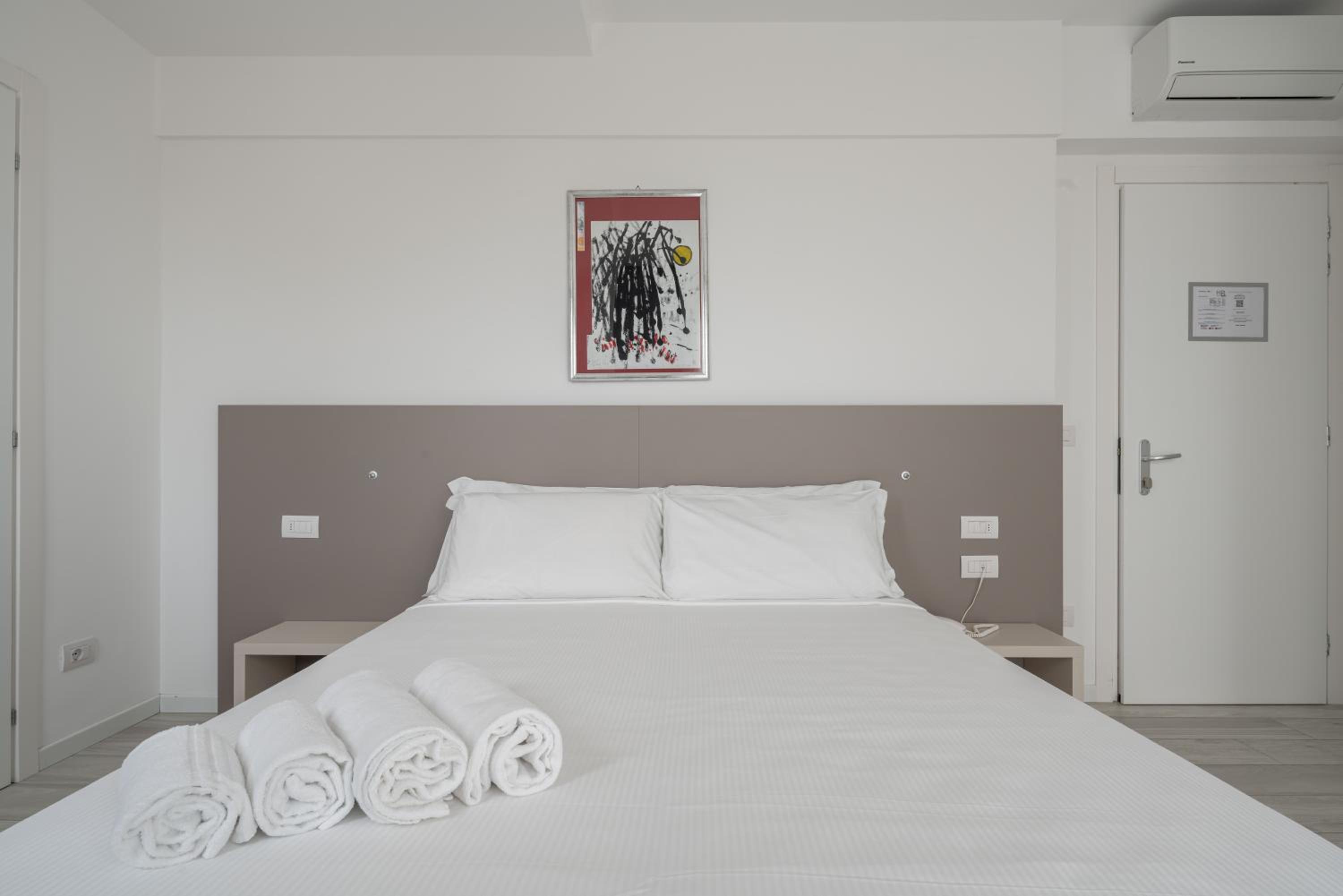 Deluxe Double Room with Side Sea View - Photo 13