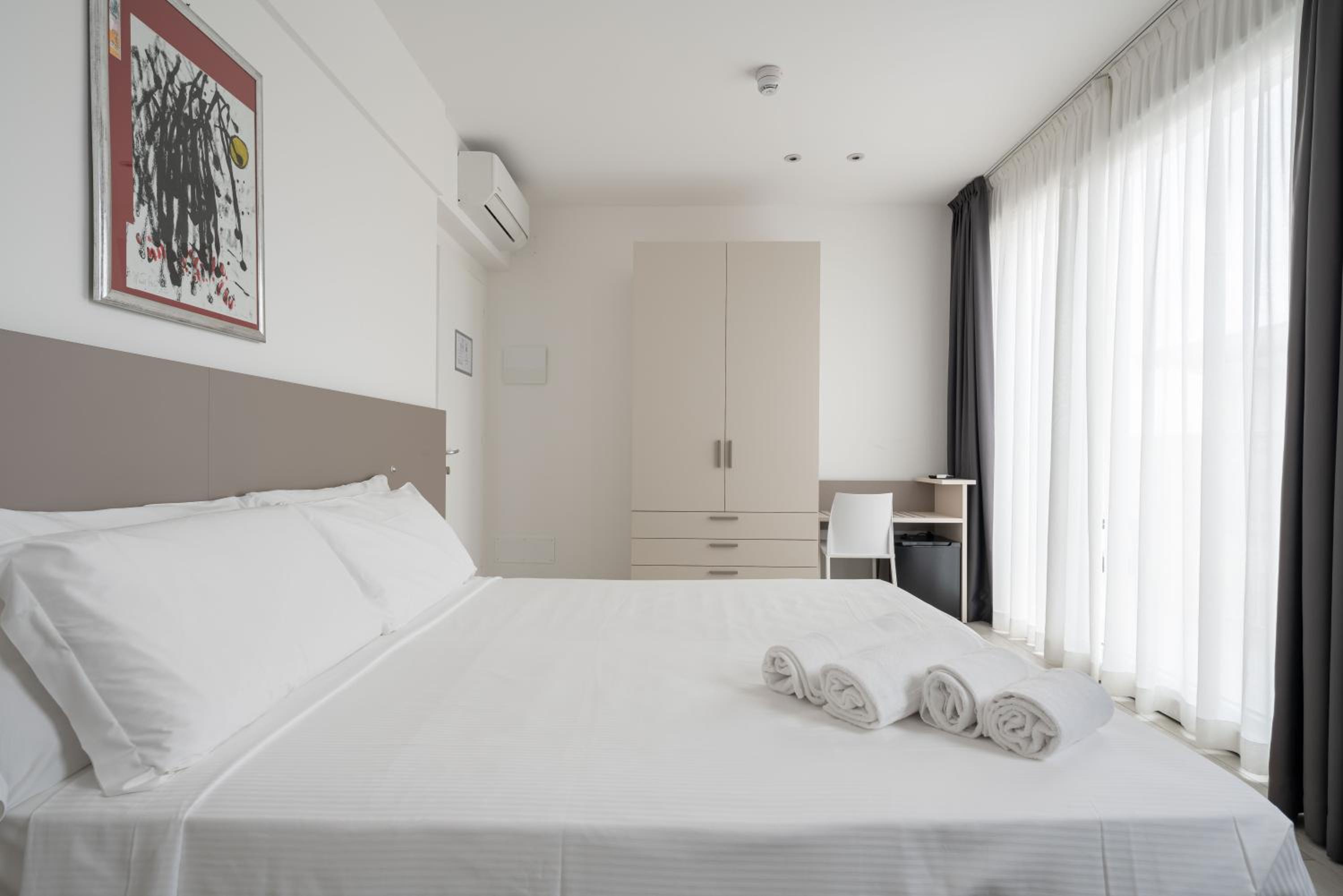 Deluxe Double Room with Side Sea View - Photo 15