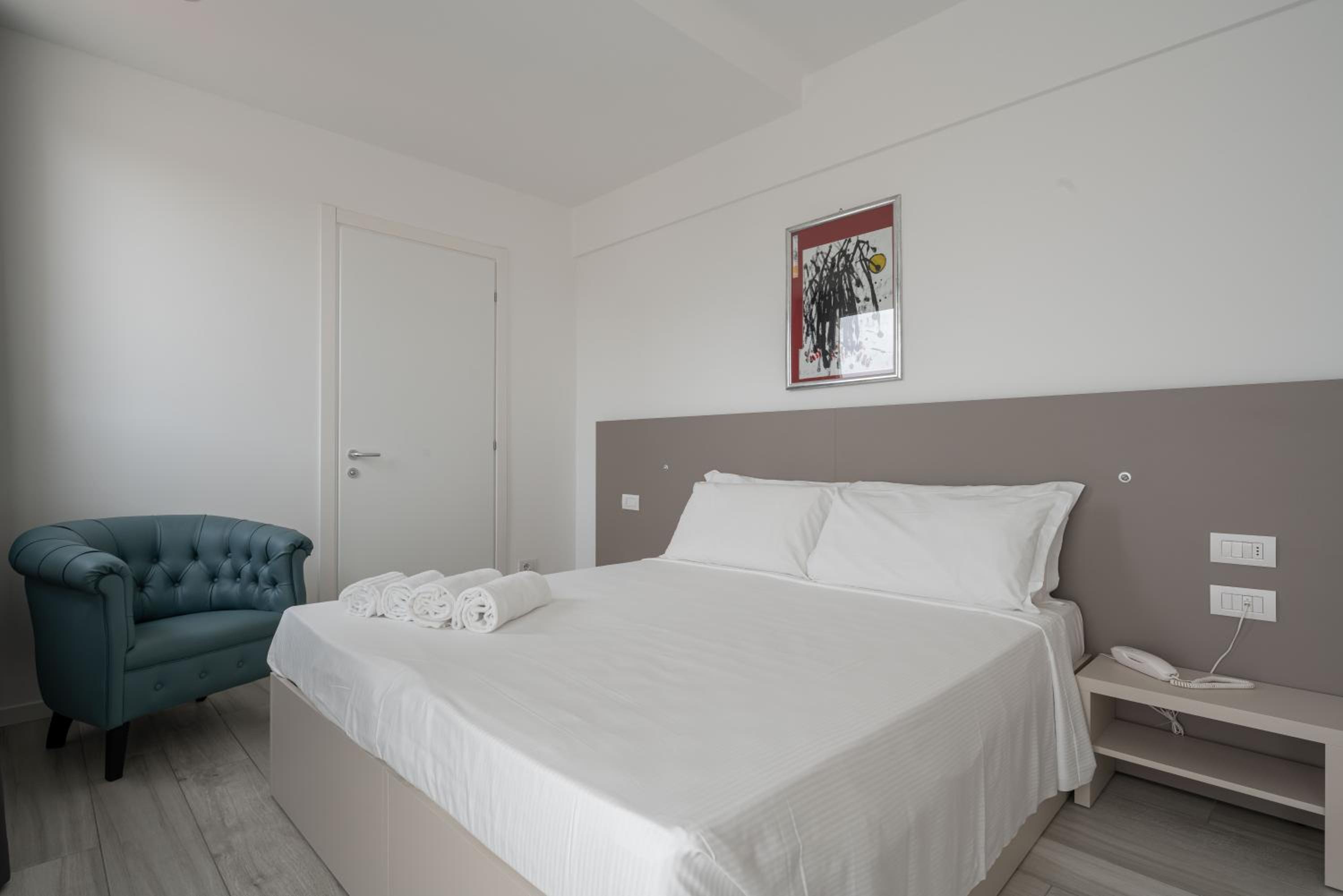 Deluxe Double Room with Side Sea View - Photo 14