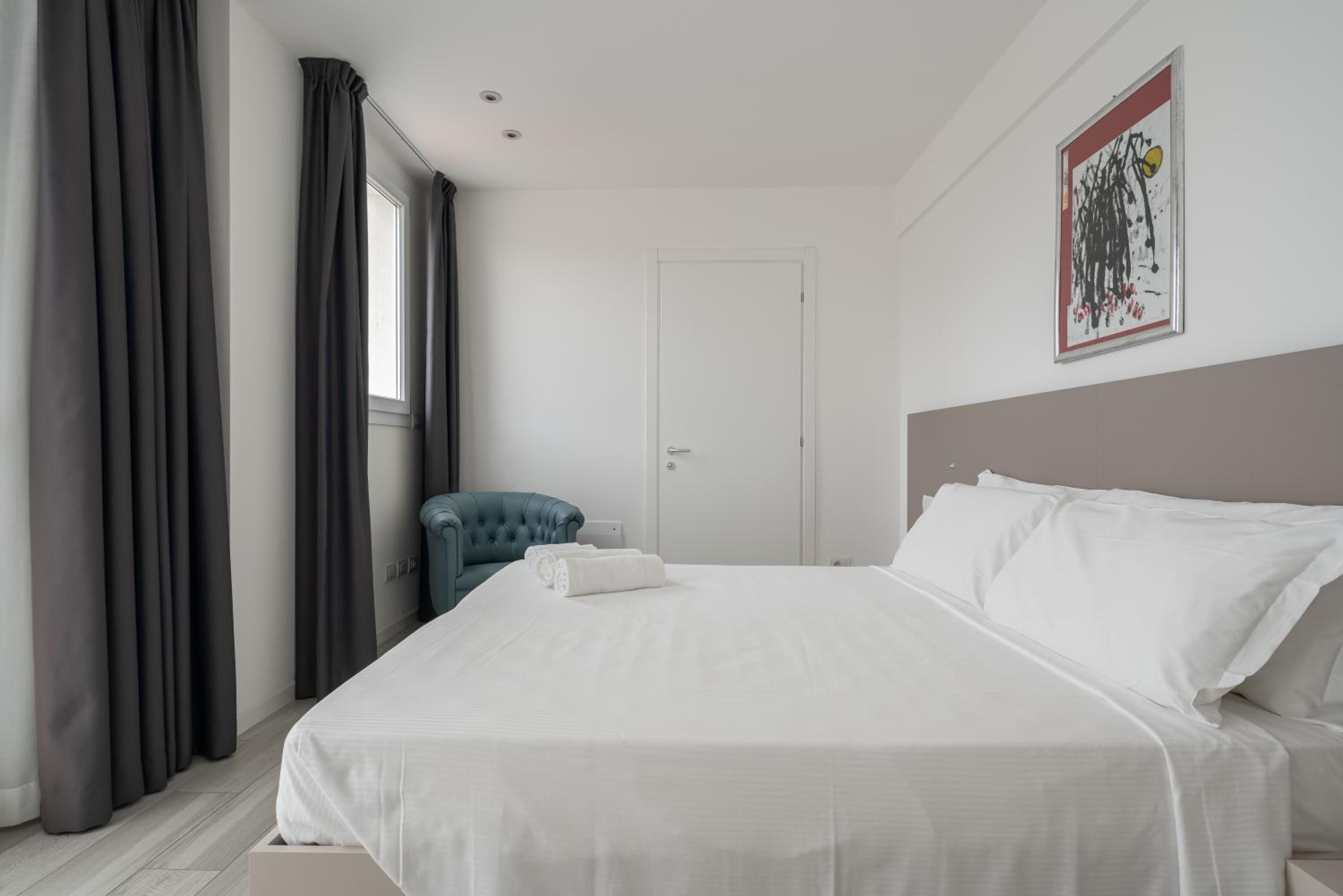 Deluxe Double Room with Side Sea View - Photo 6
