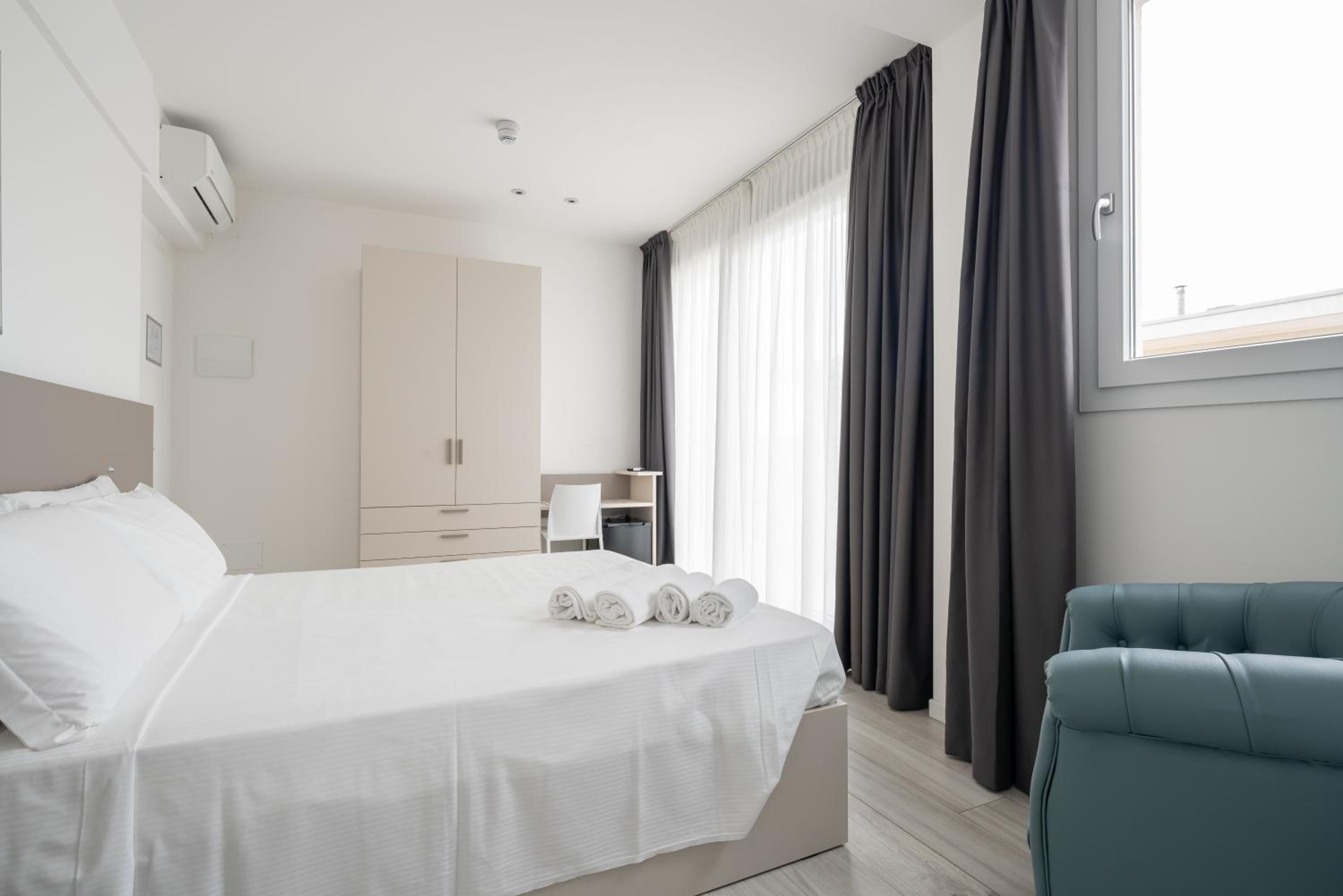 Deluxe Double Room with Side Sea View - Photo 8