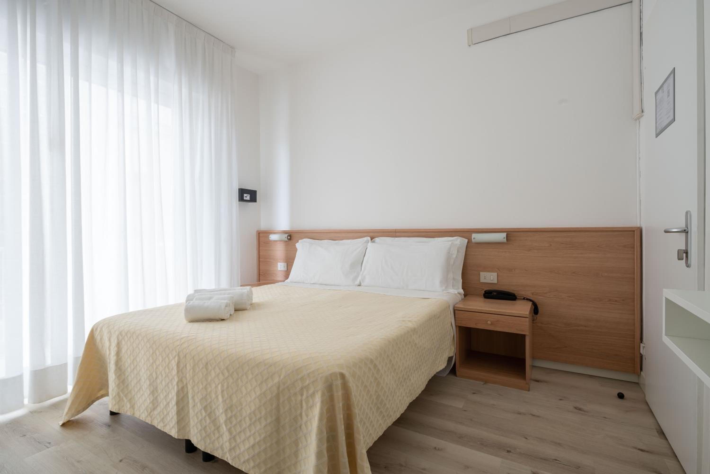 Standard Room with Side Sea View - Photo 2