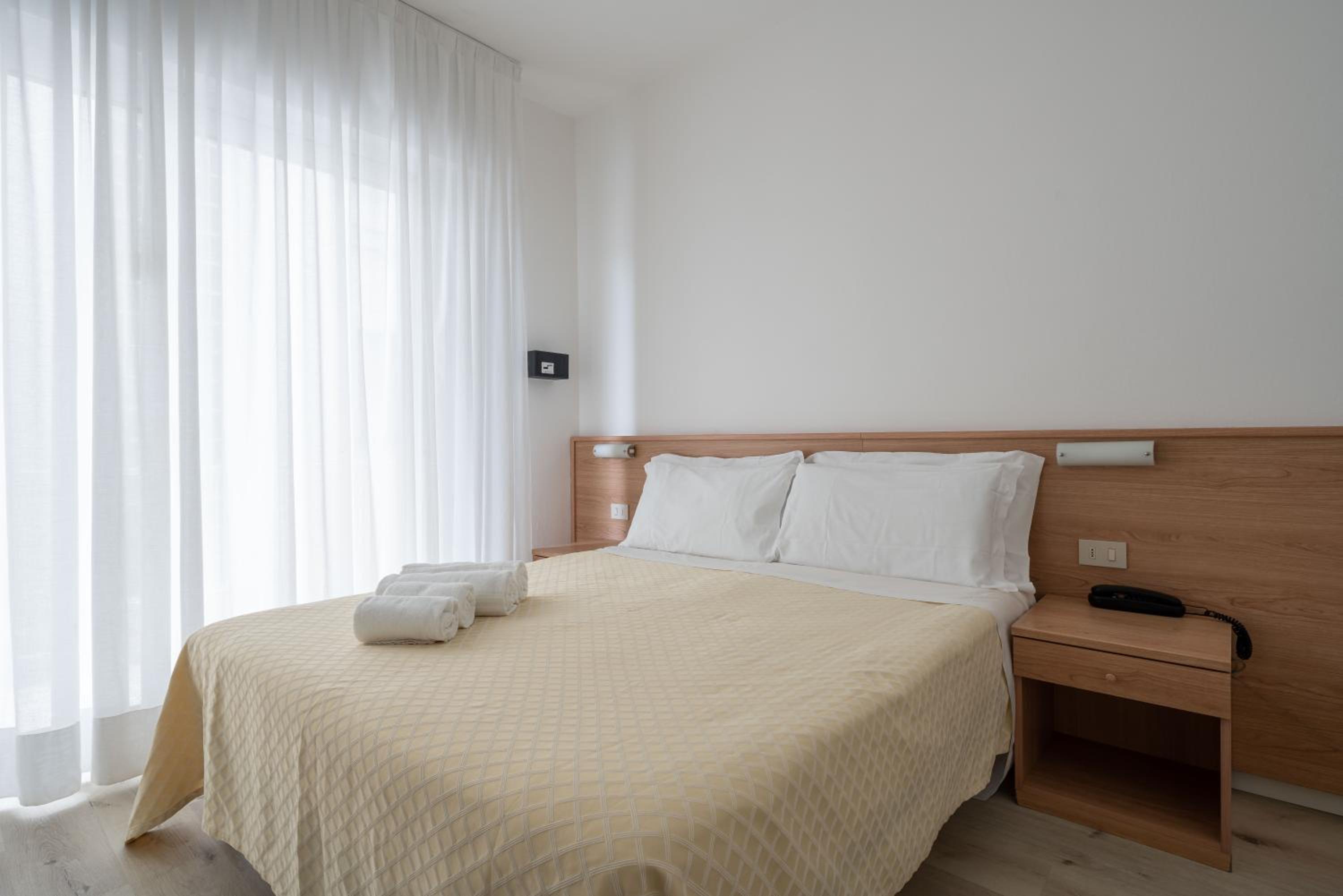 Standard Room with Side Sea View - Photo 3