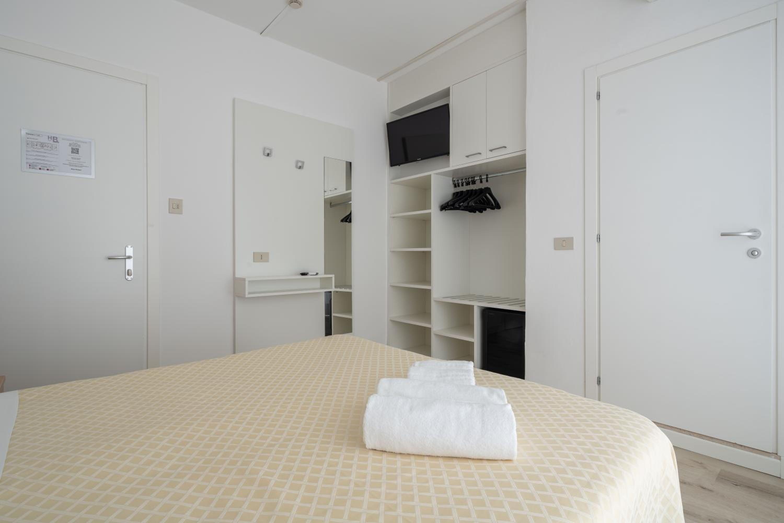 Standard Room with Side Sea View - Photo 4