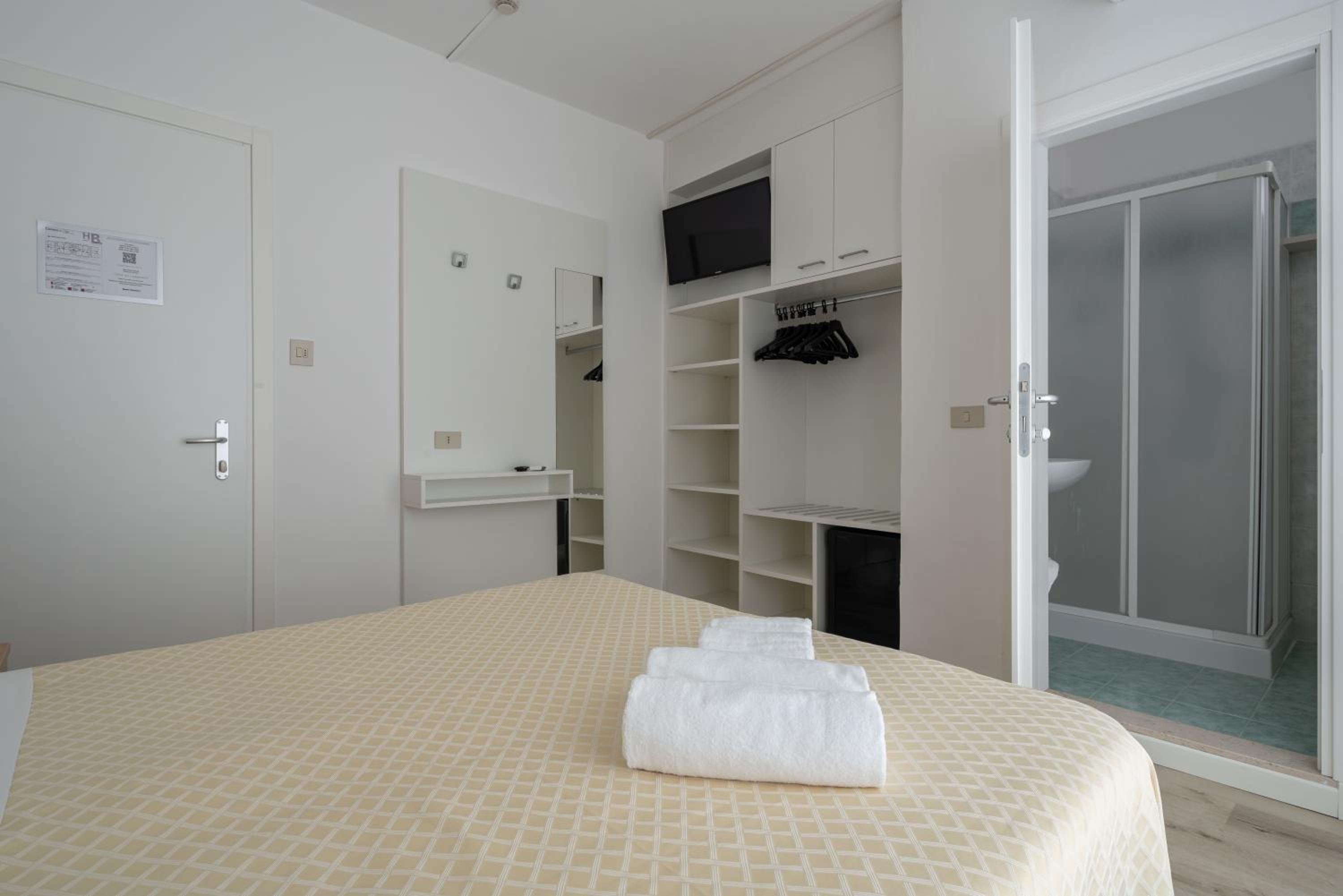 Standard Room with Side Sea View - Photo 15