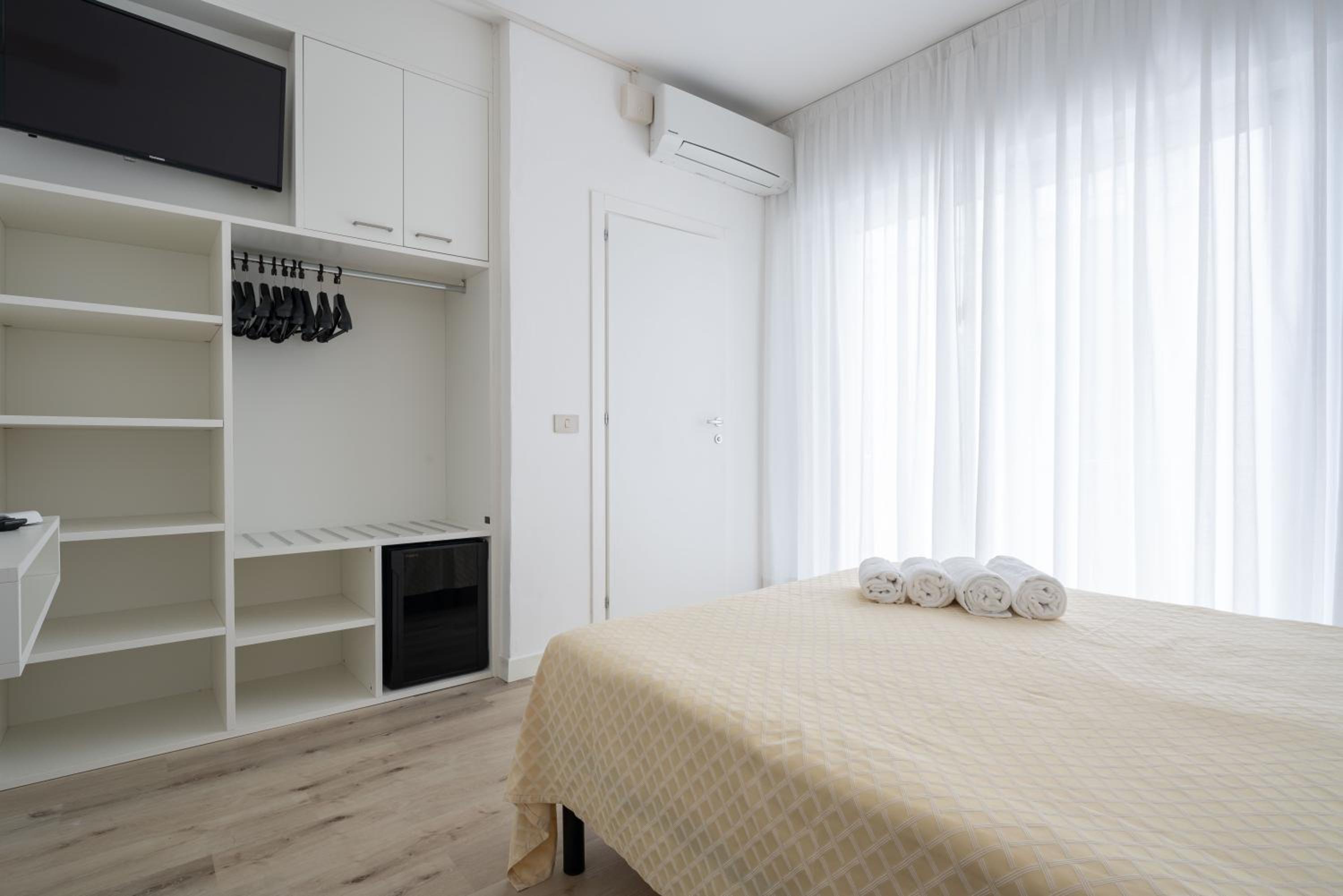 Standard Room with Side Sea View - Photo 5