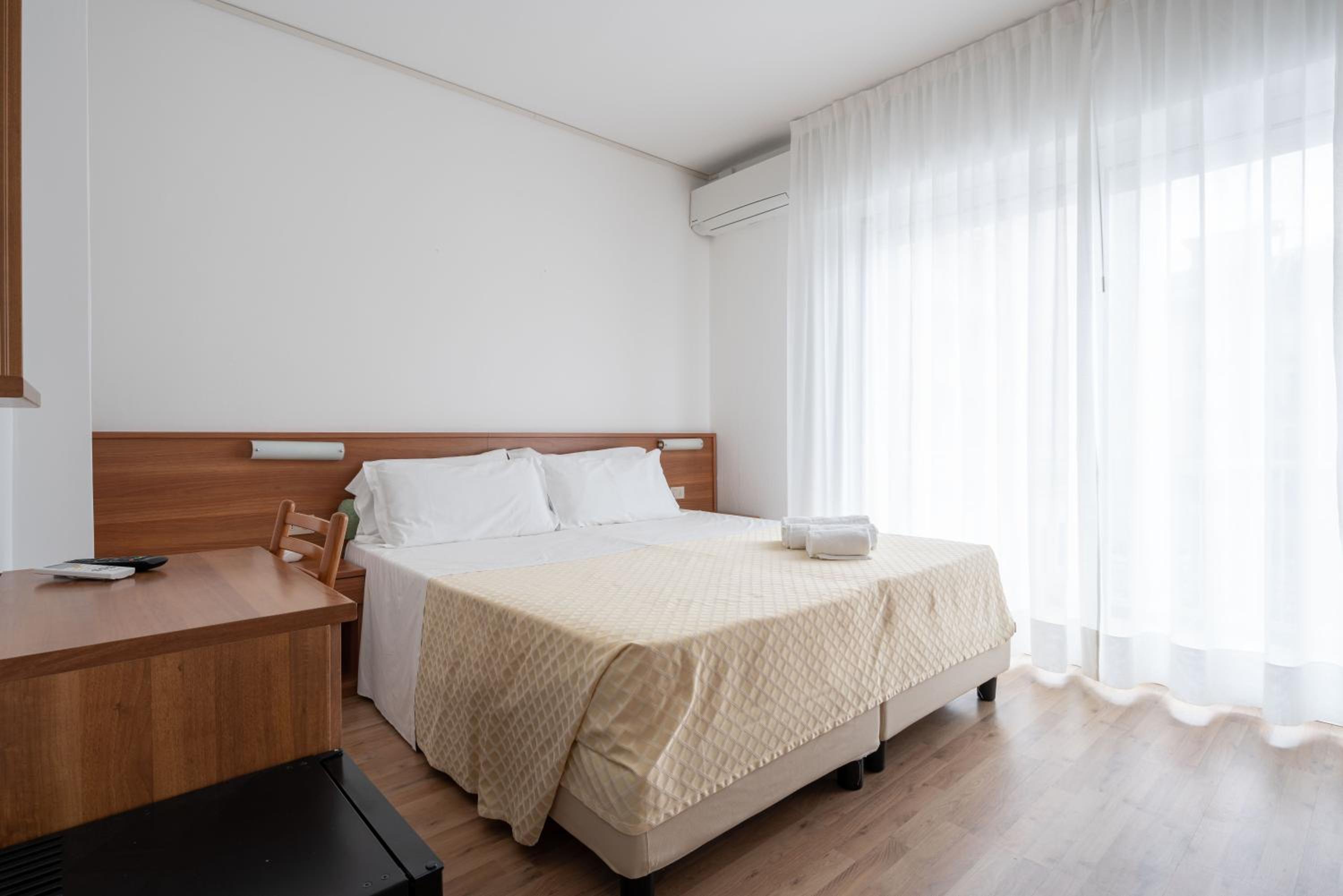 Standard Room with Side Sea View - Photo 7