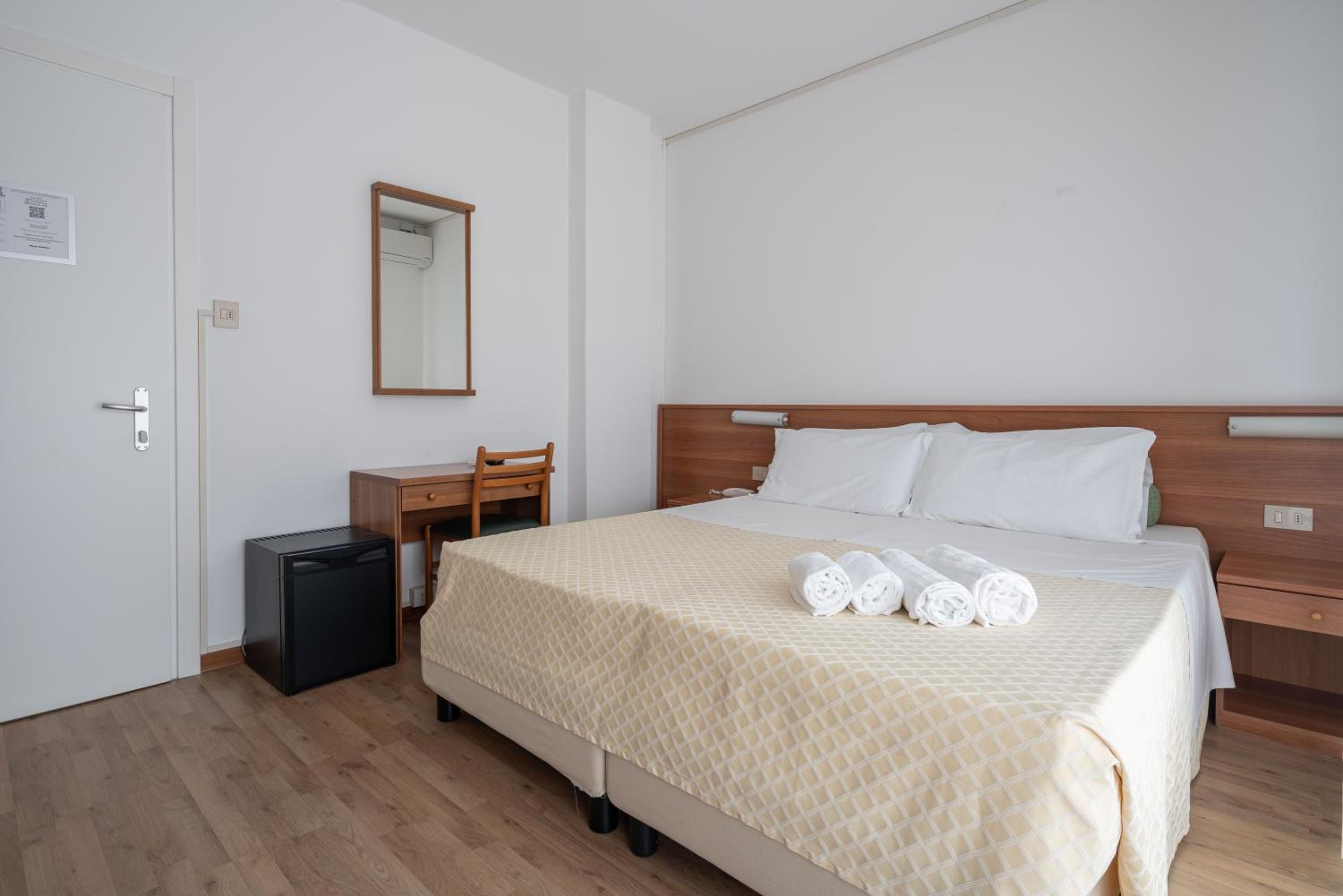 Standard Room with Side Sea View - Photo 6