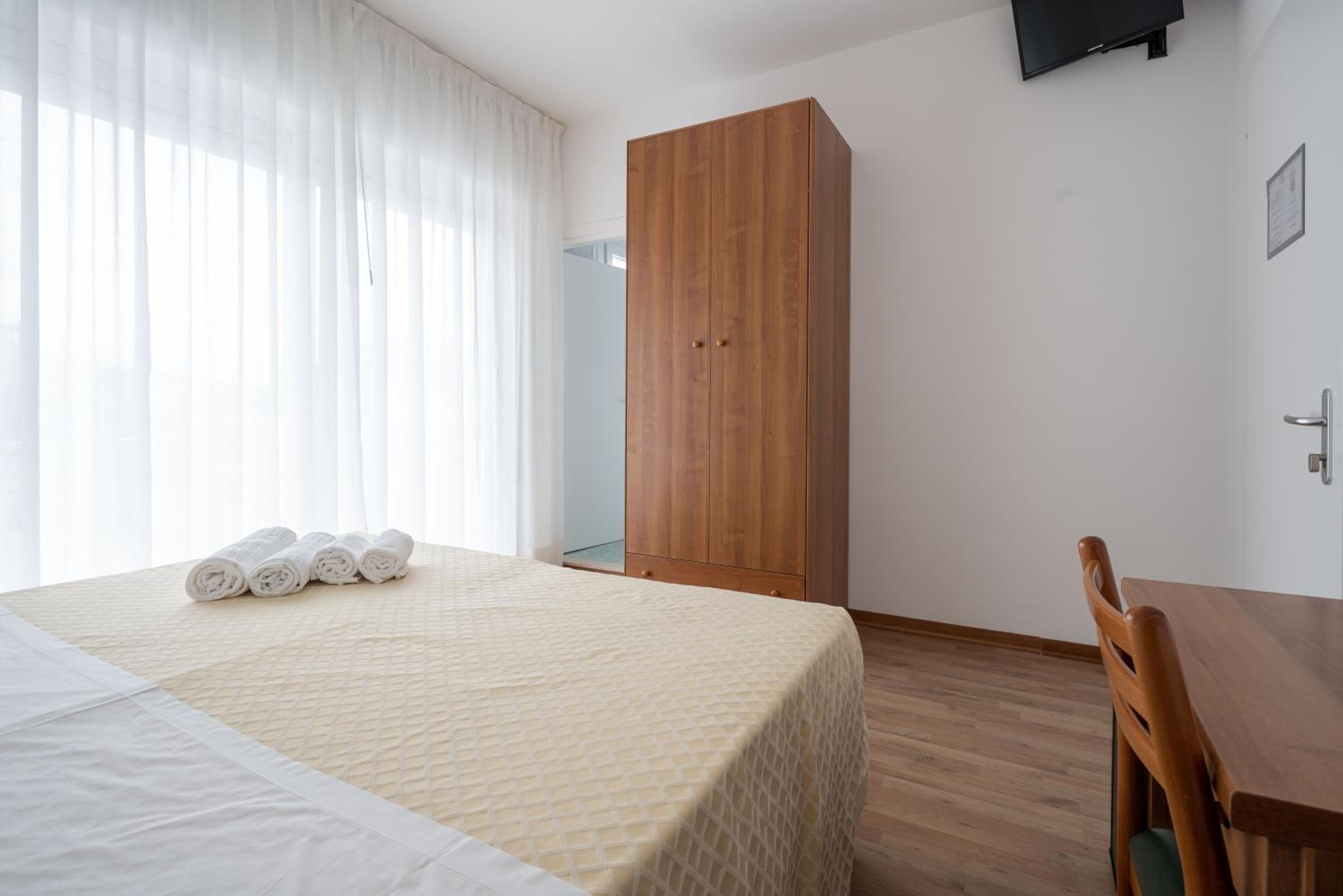 Standard Room with Side Sea View - Photo 16