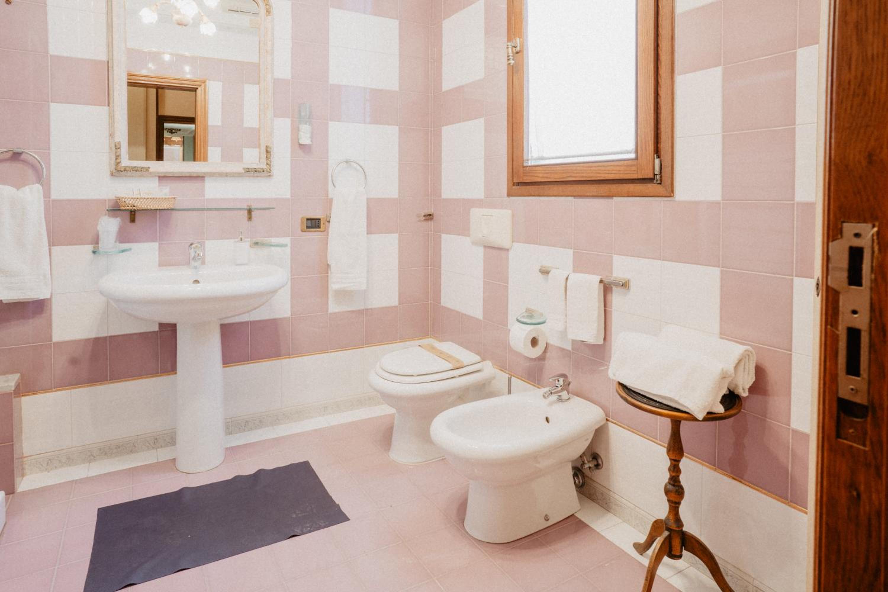 Twin Room with Shared Bathroom photo 2