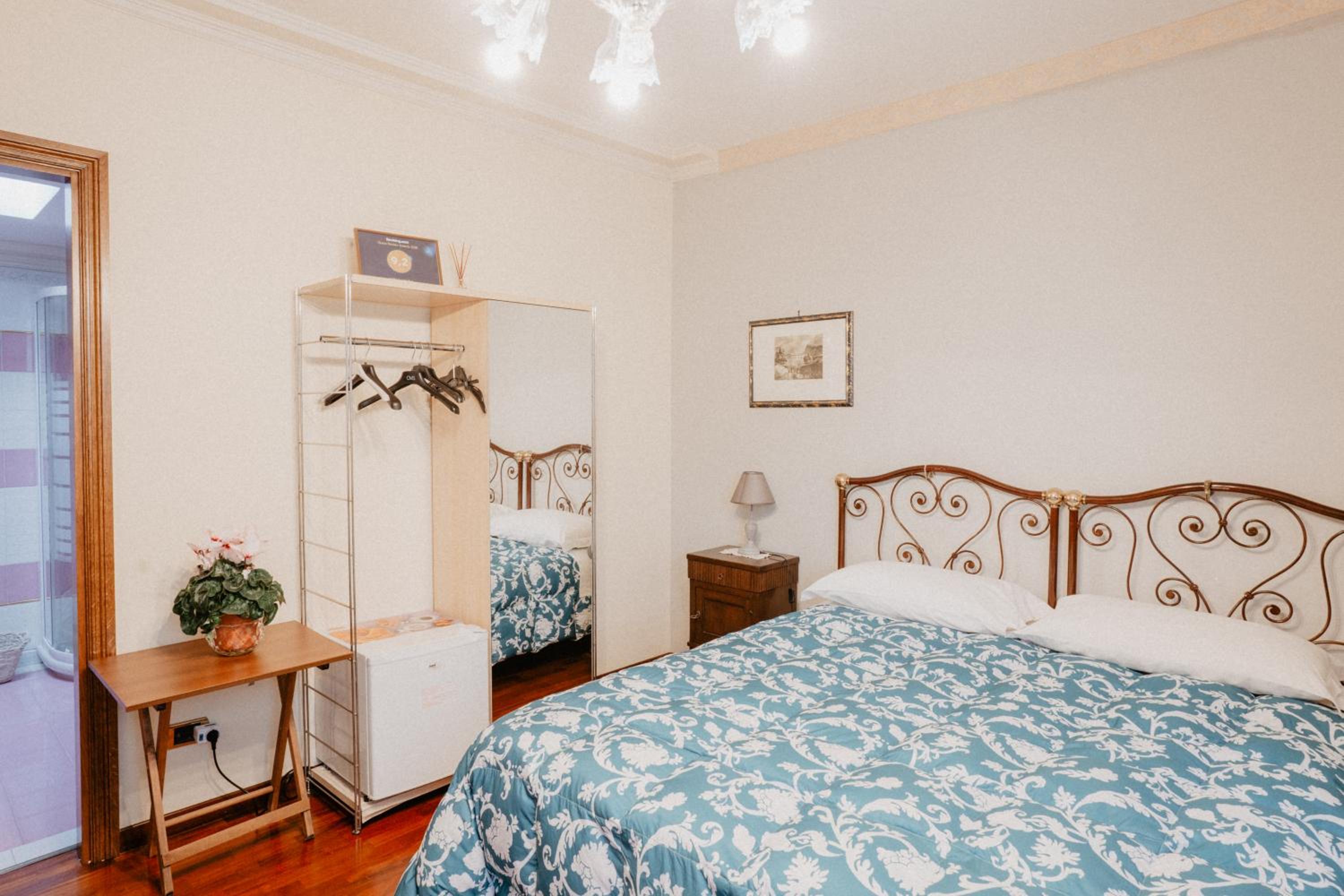 Twin Room with Private Bathroom - Photo 16