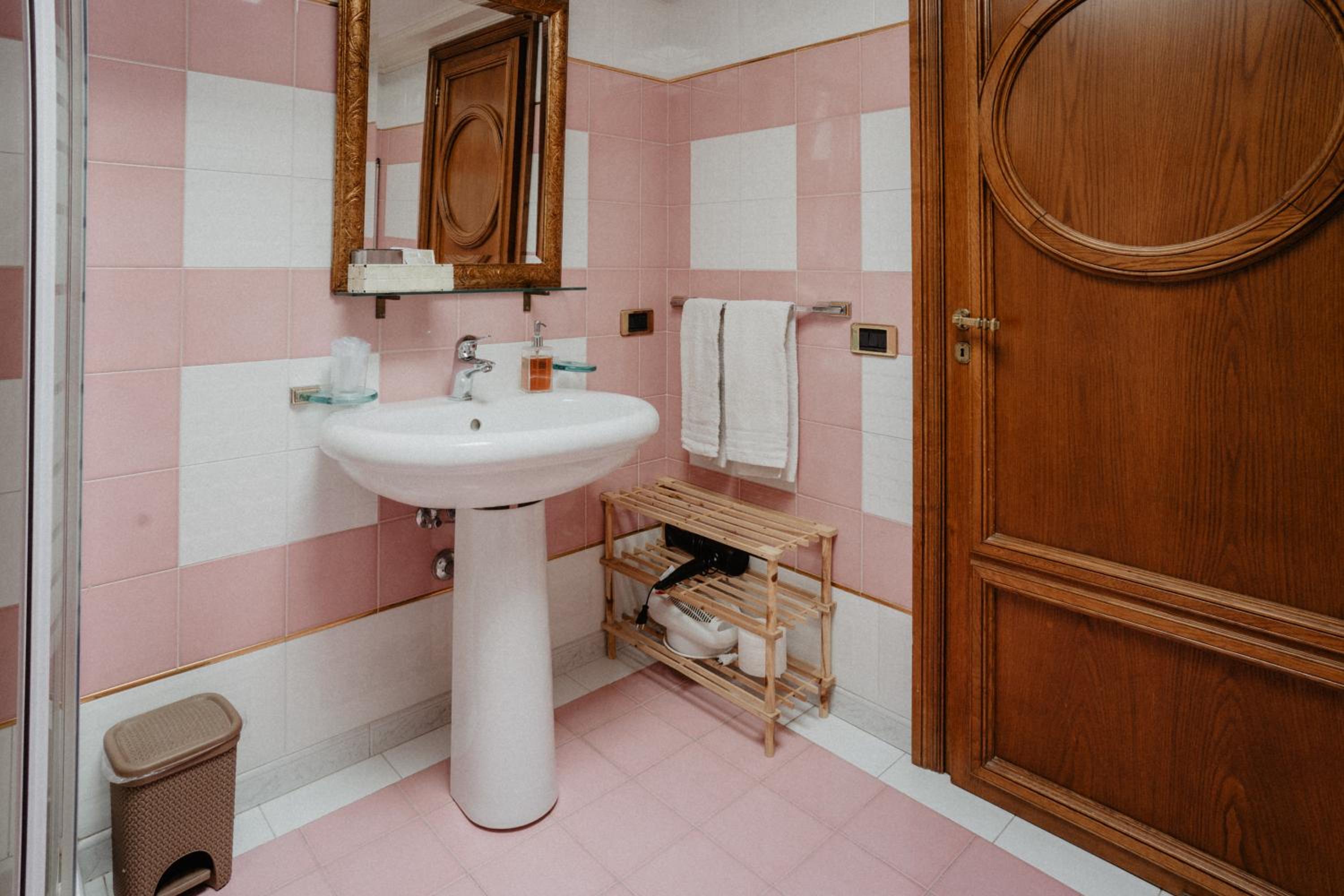 Twin Room with Private Bathroom - Photo 14