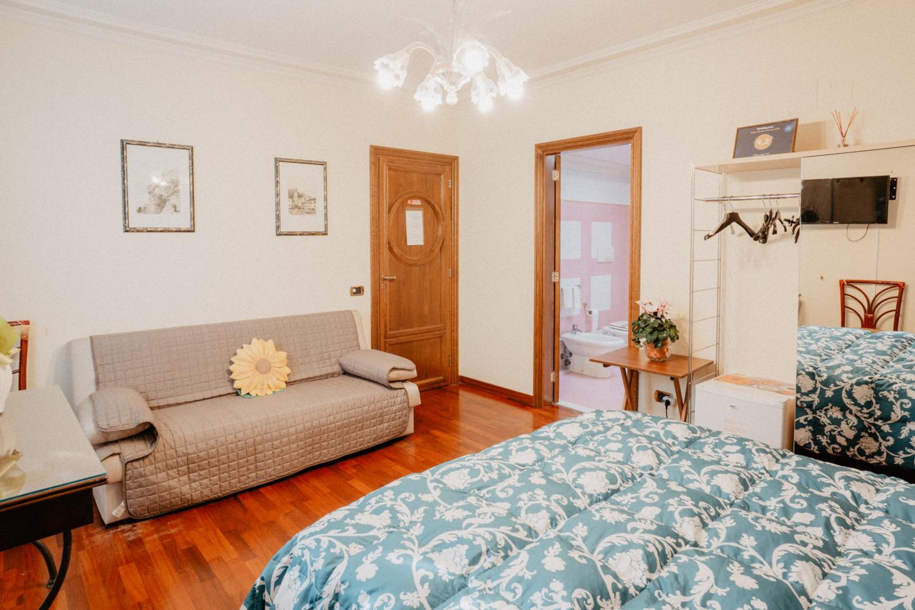 Twin Room with Private Bathroom - Photo 17