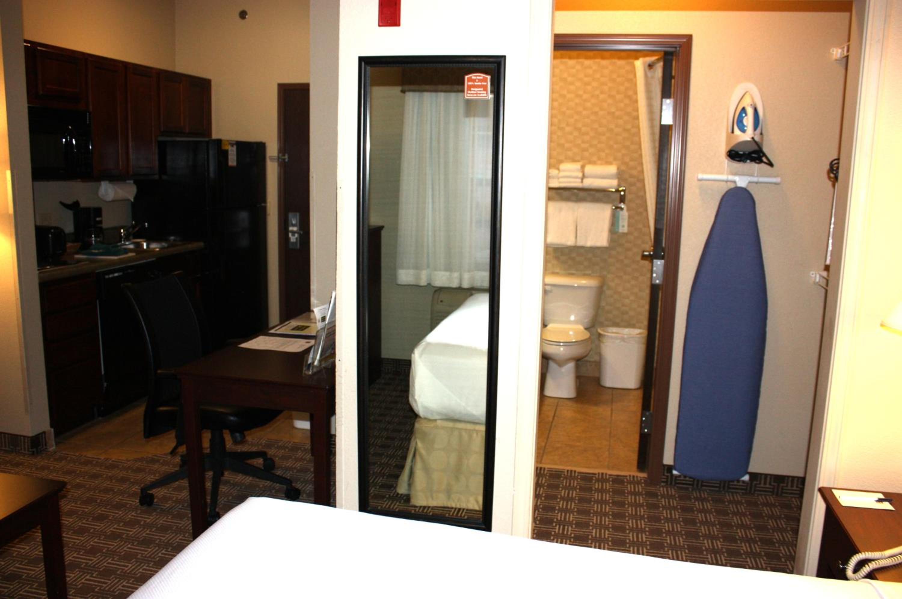 Efficiency Queen Suite with Accessible Tub - Accessible/Non-Smoking - Photo 4