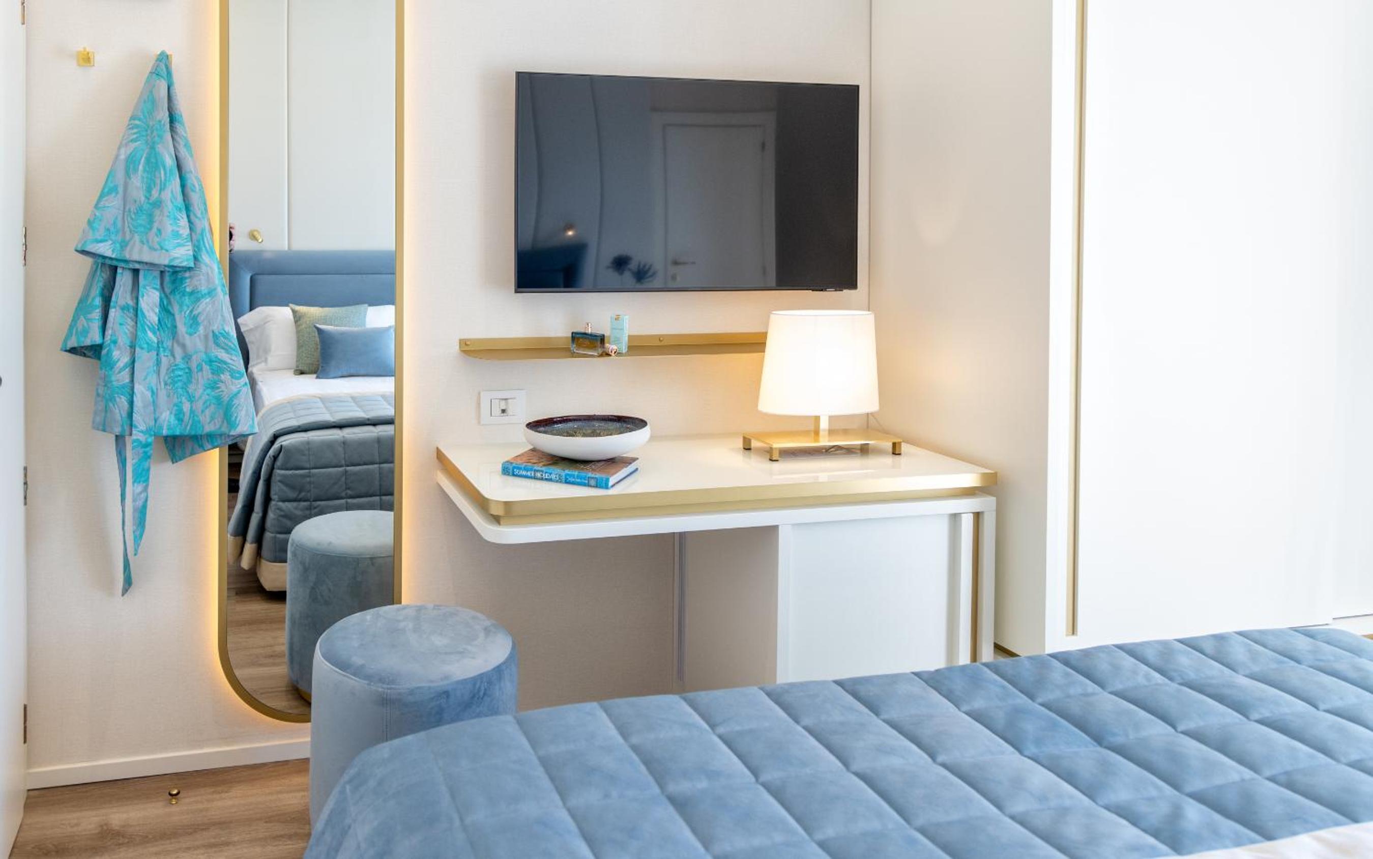 Double Room with Balcony - Photo 8
