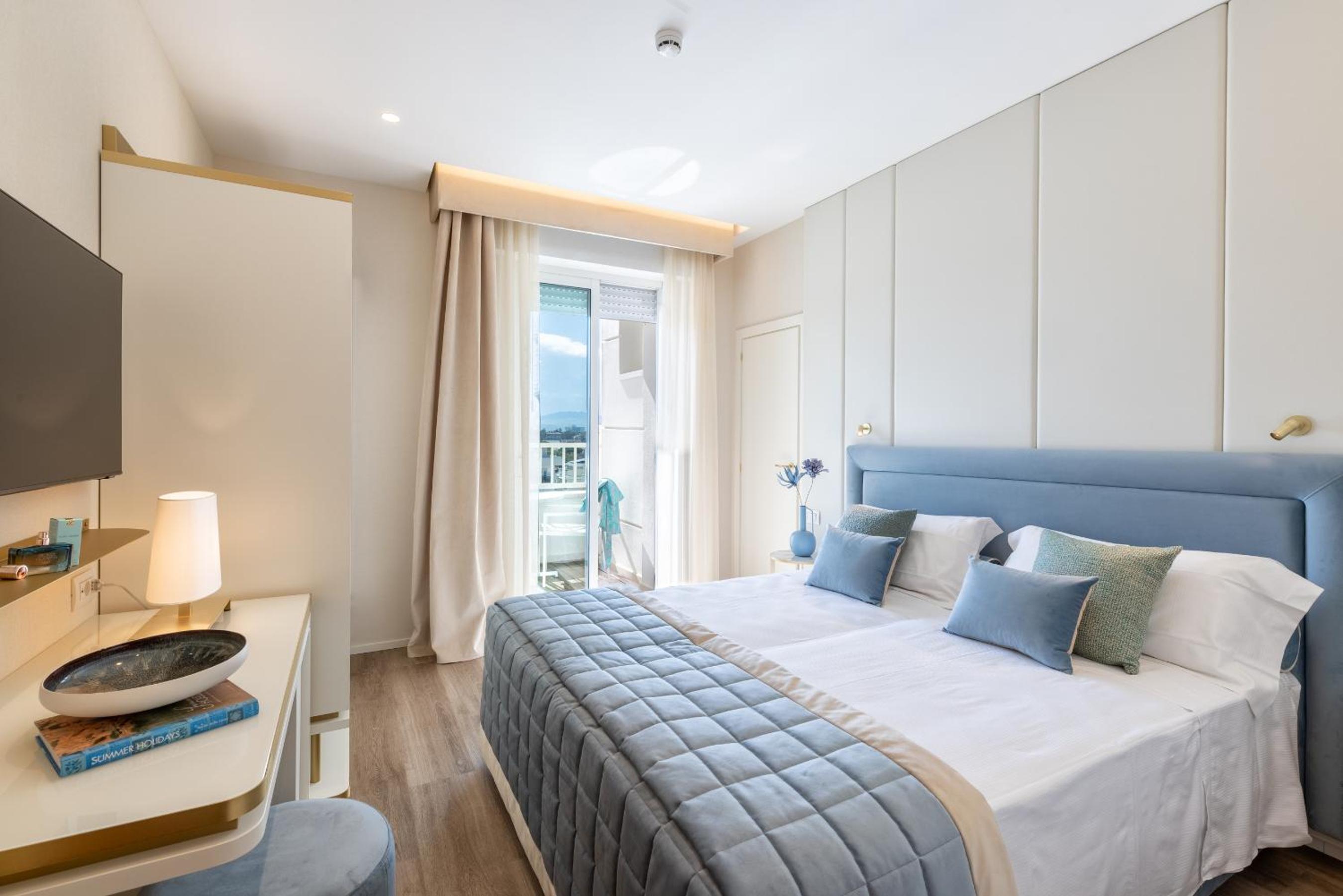 Double Room with Balcony - Photo 6
