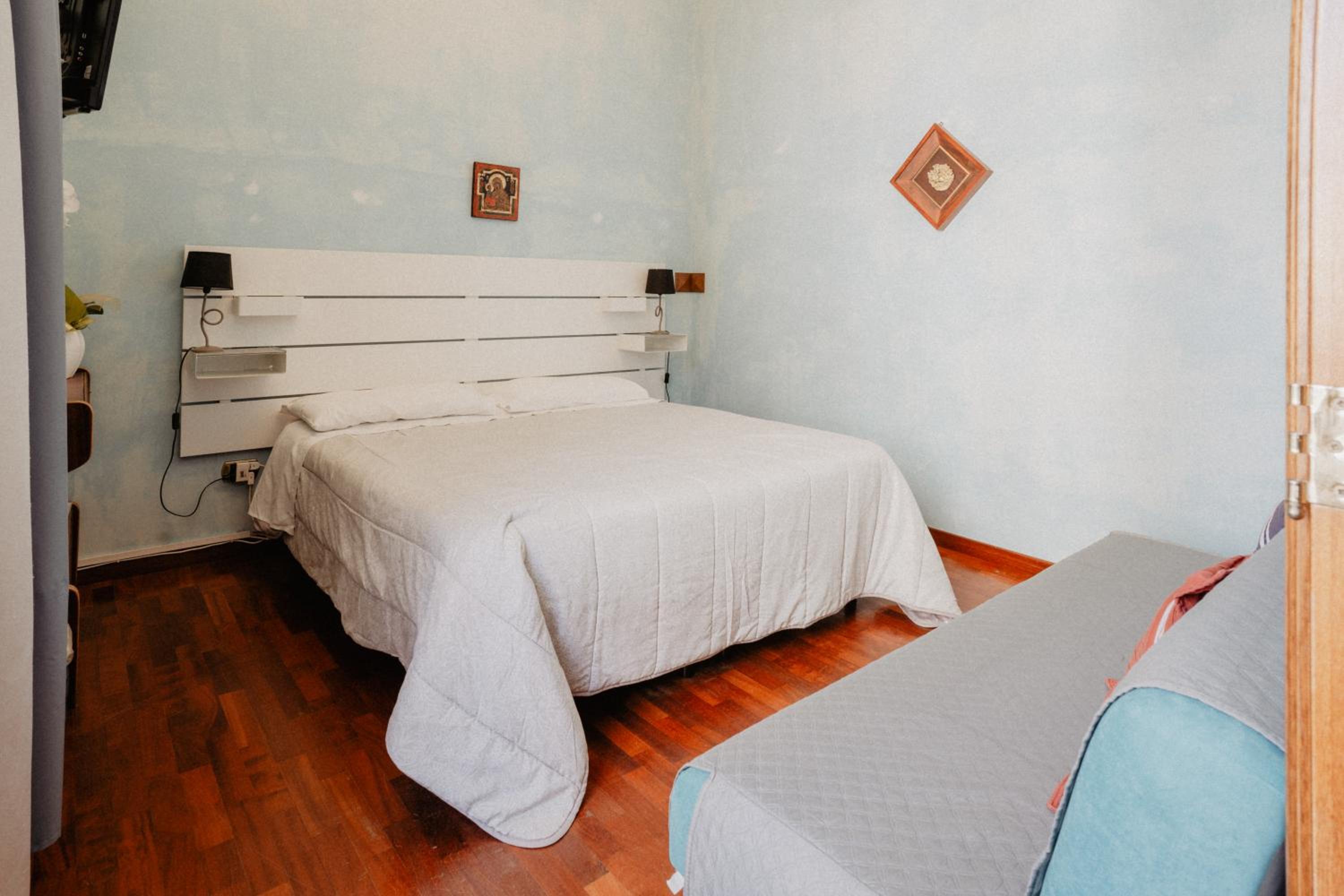 Twin Room with Private Bathroom - Photo 21