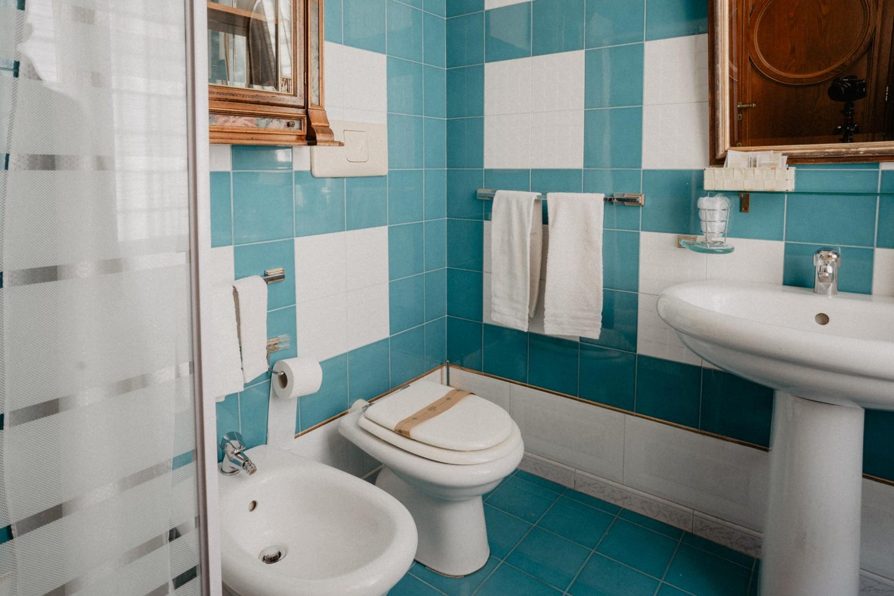 Twin Room with Private Bathroom - Photo 4