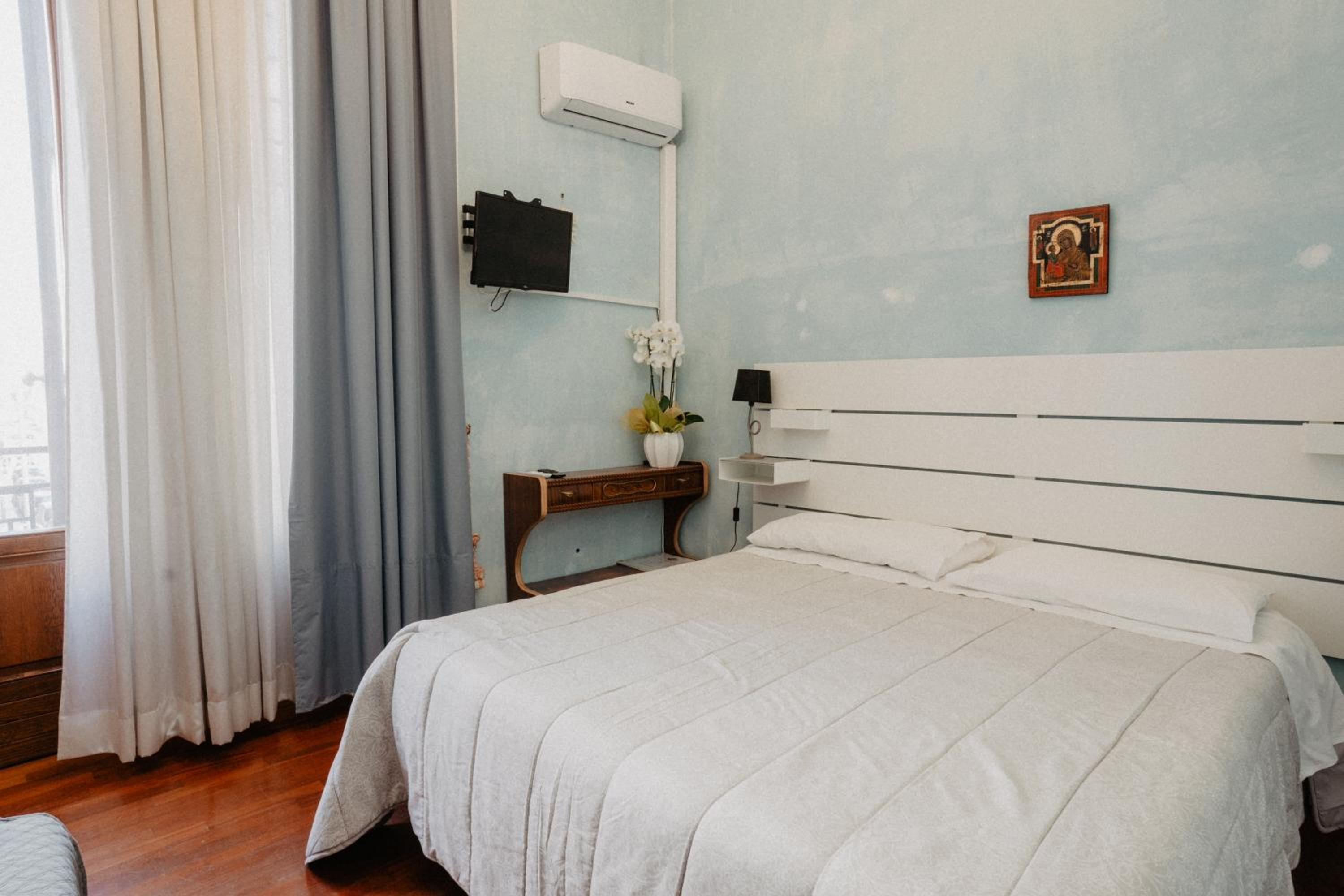 Twin Room with Private Bathroom - Photo 1