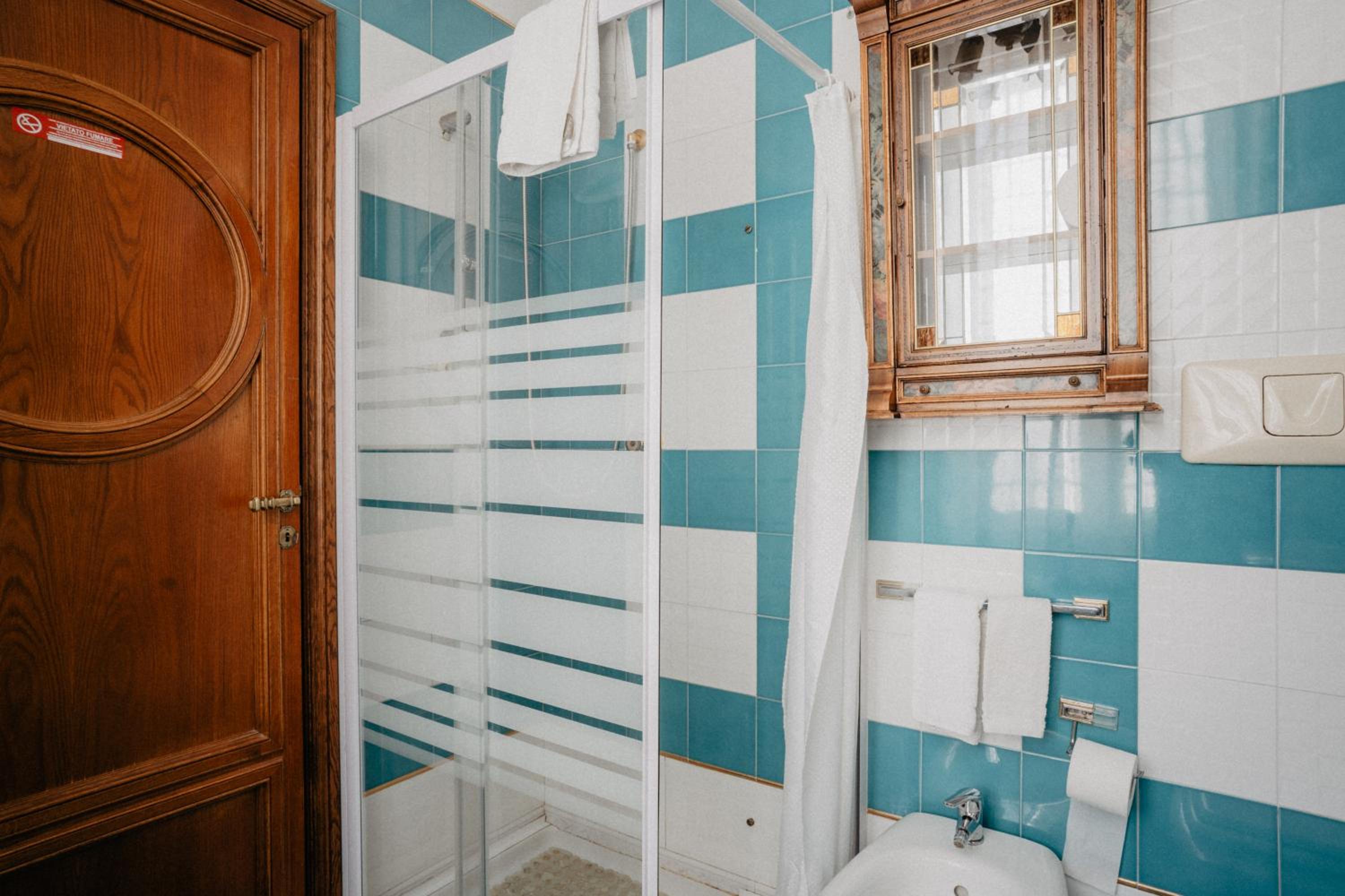 Twin Room with Private Bathroom - Photo 5