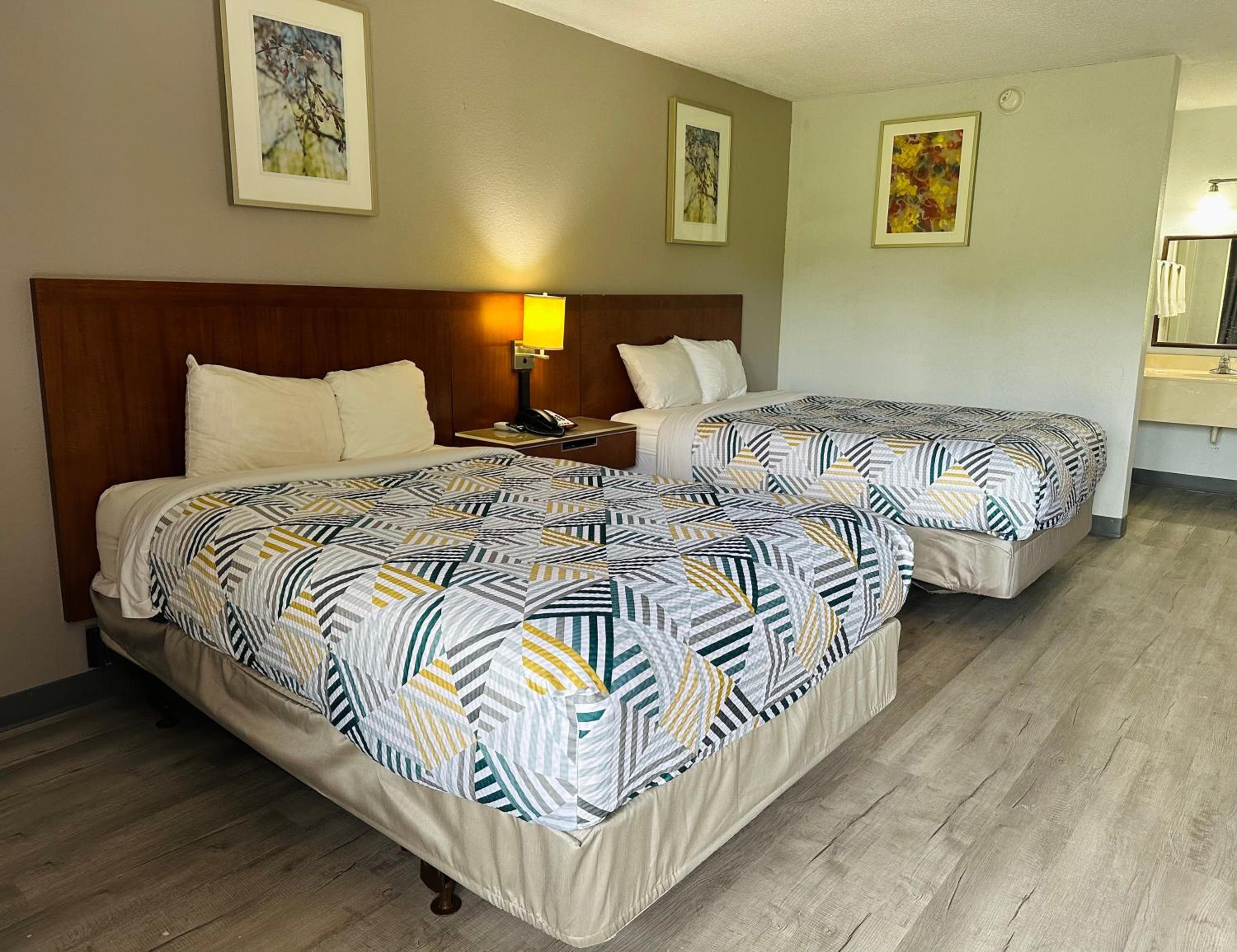 Queen Room with Two Queen Beds - Non-Smoking photo 2
