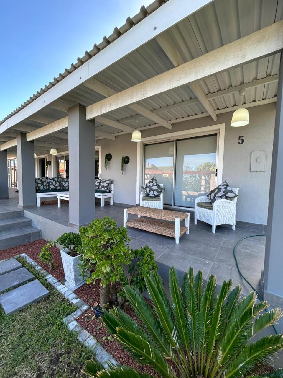 Five-Bedroom House photo 2