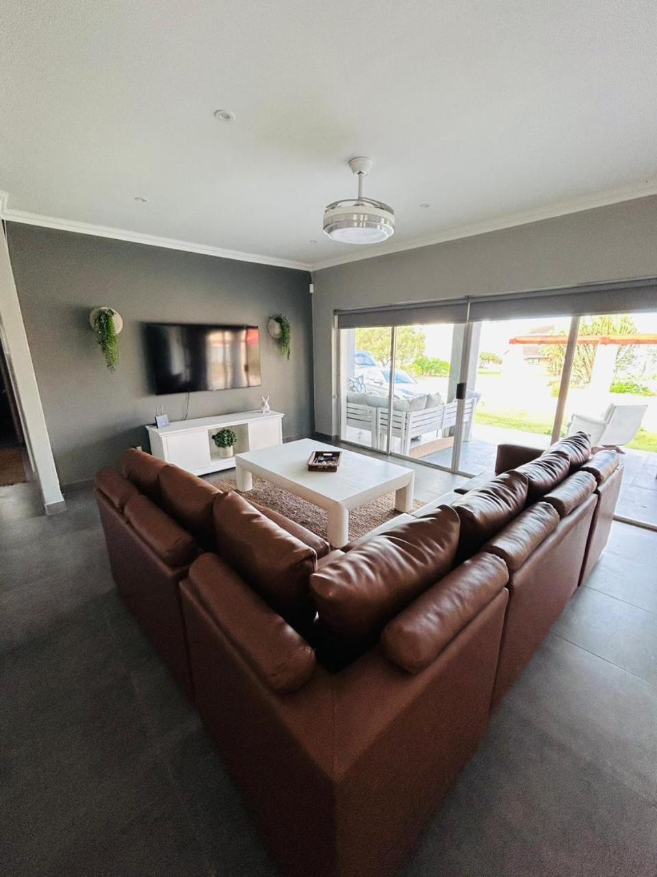 Five-Bedroom House photo 1