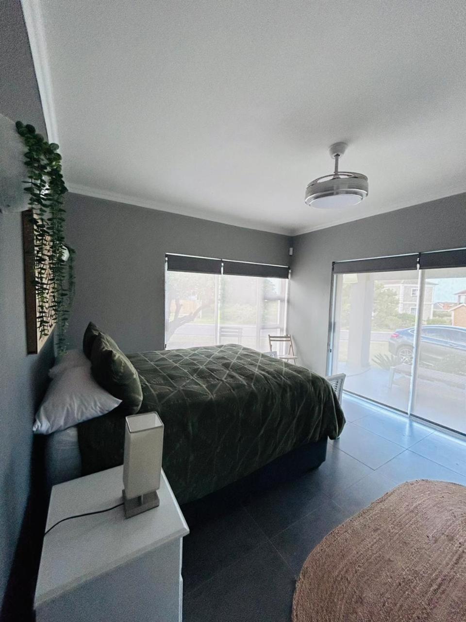 Five-Bedroom House photo 3