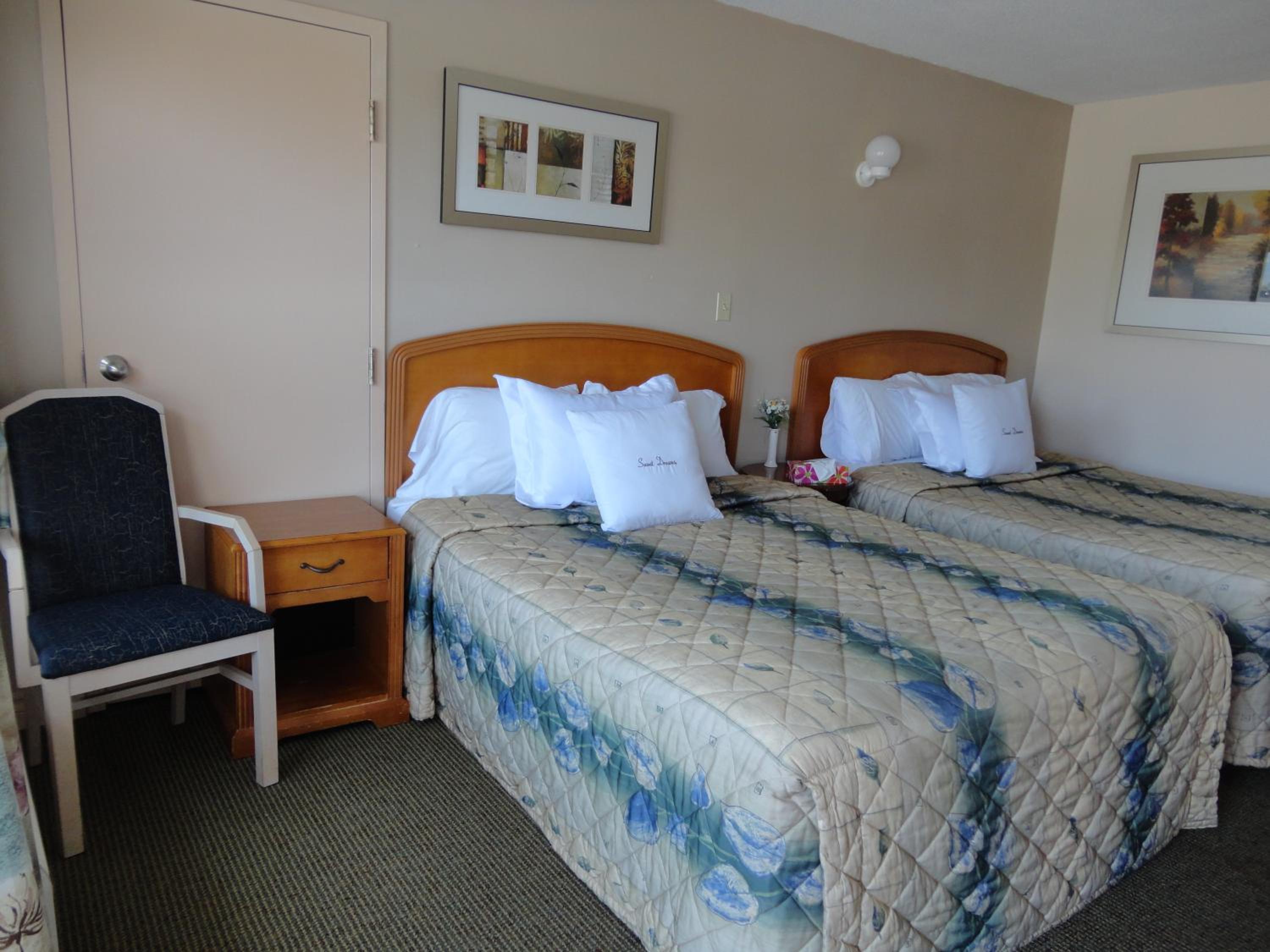 Queen Room with Two Queen Beds photo 3