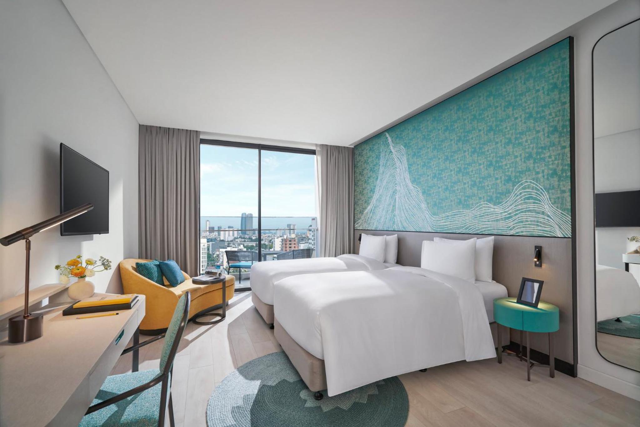 Deluxe City View Twin Room with Balcony - Photo 4