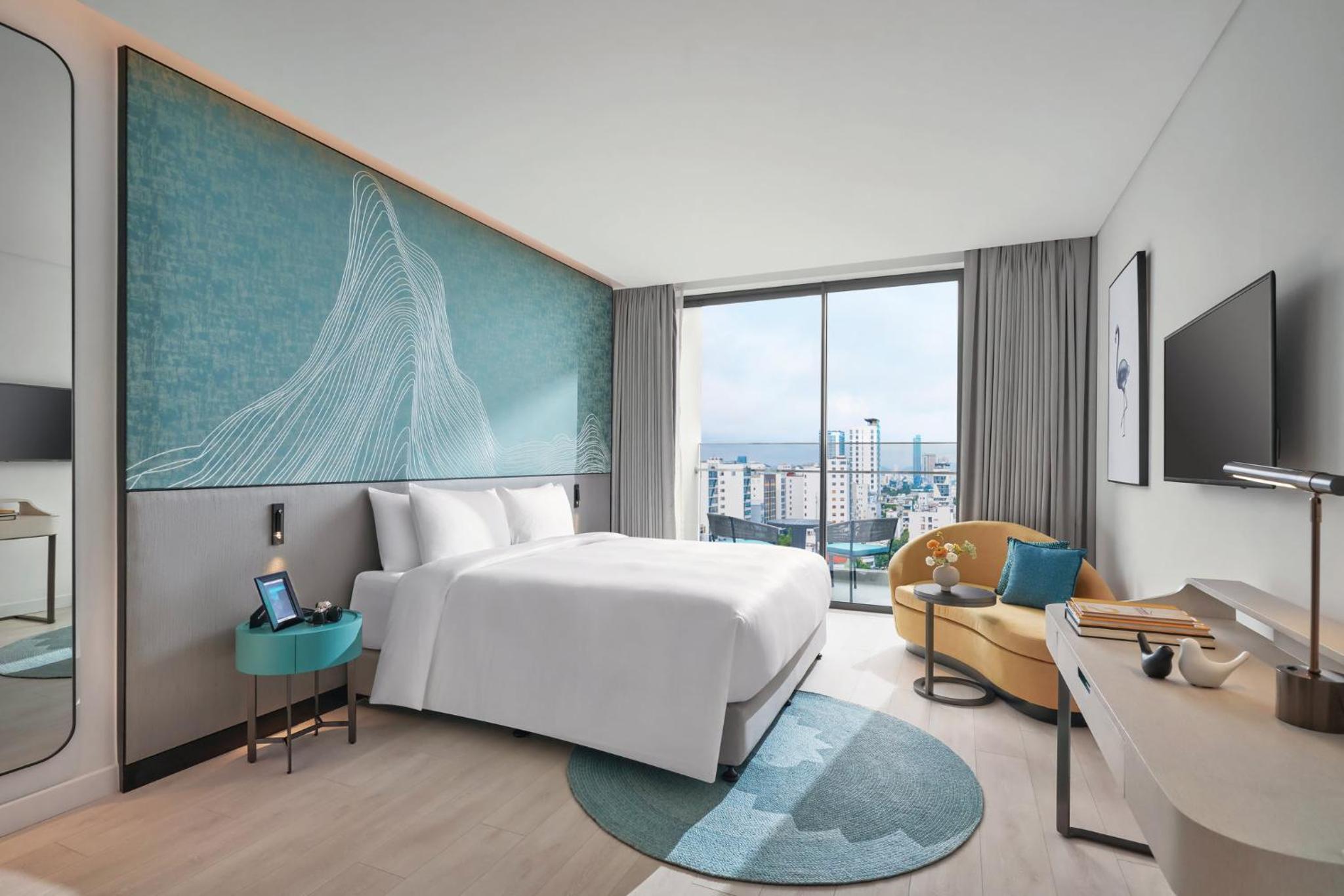 Deluxe King Room with City View and Balcony - Photo 4