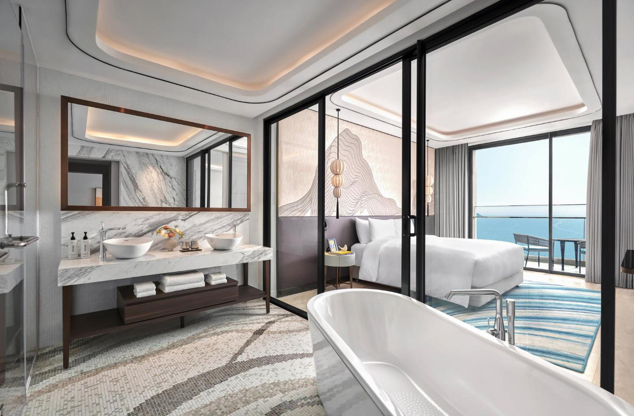 One Bedroom Seaview Suite with Balcony - Photo 5