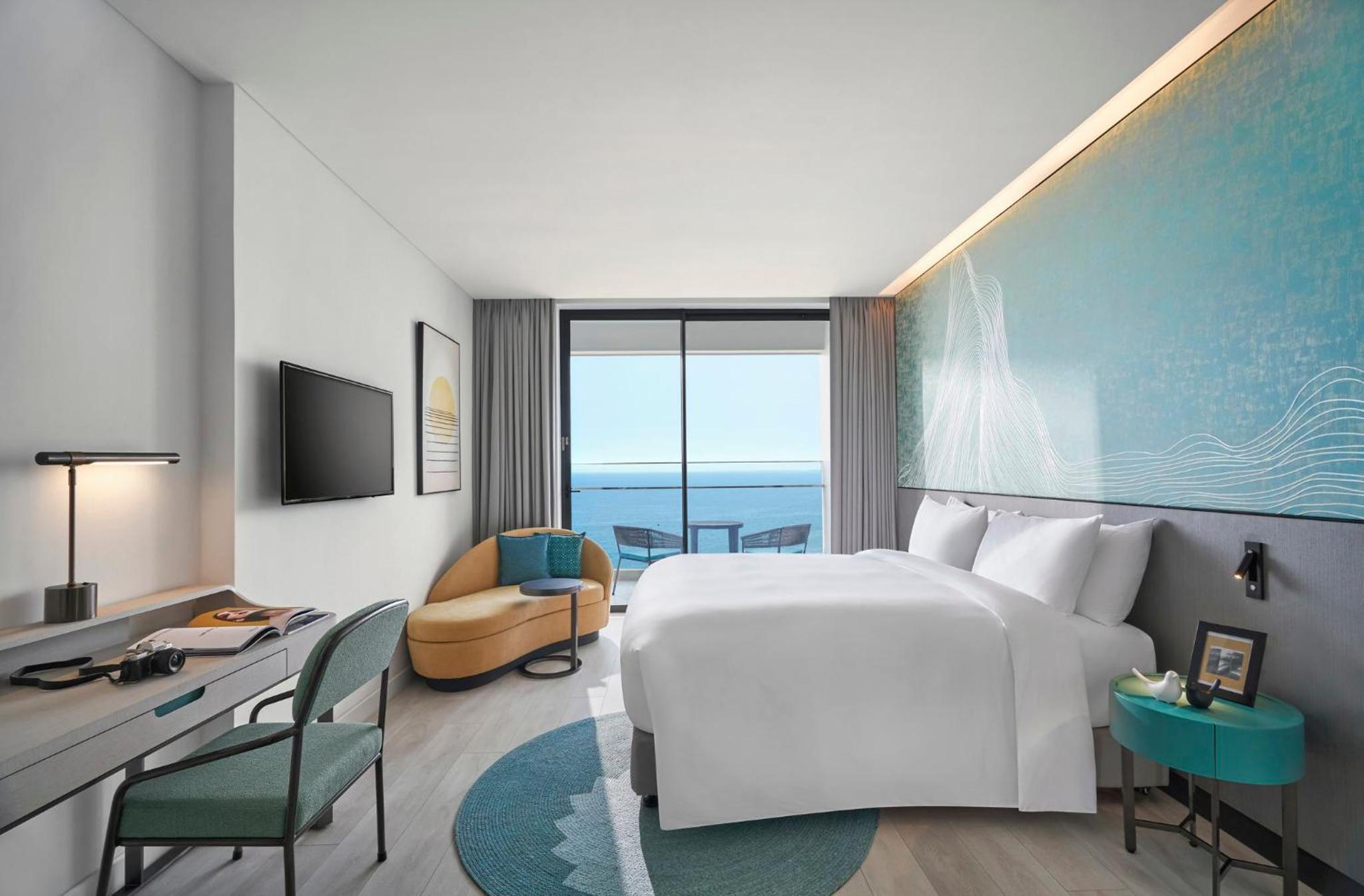 Deluxe King Room with Sea View and Balcony - Photo 5