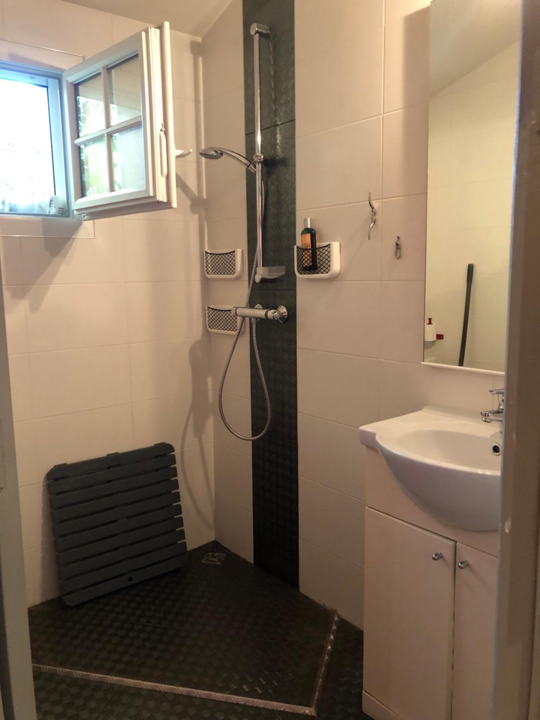 One-Bedroom House - Photo 44