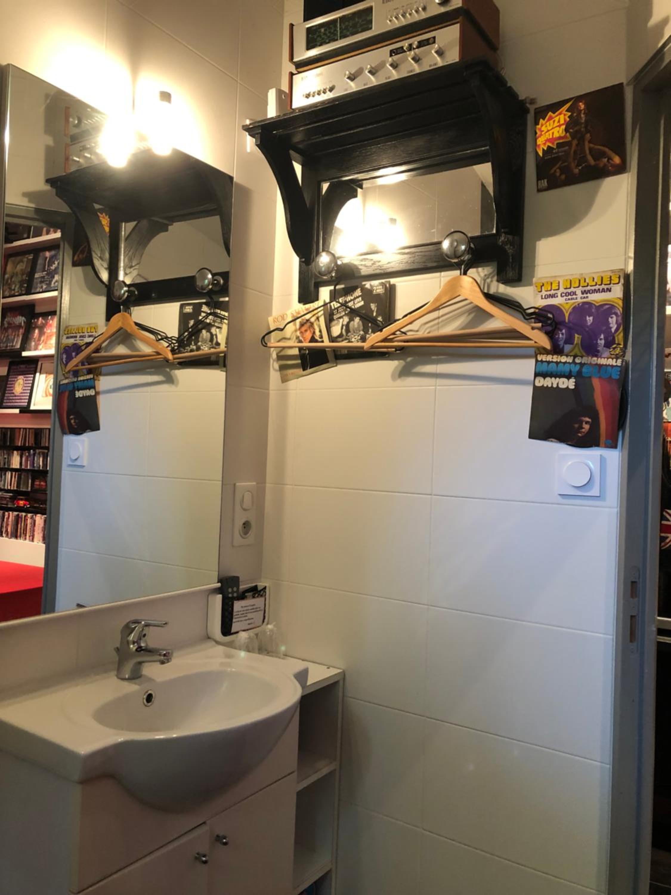 One-Bedroom House - Photo 45