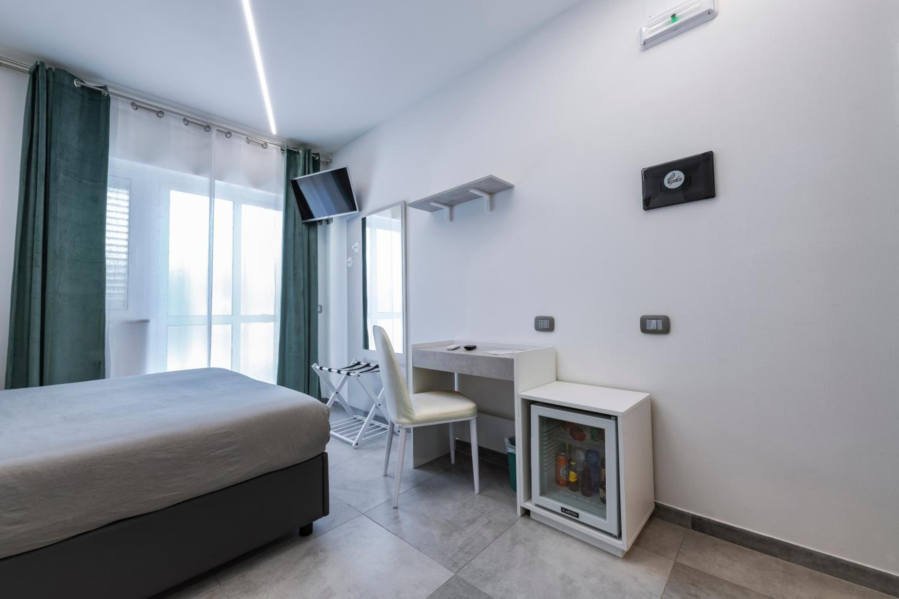 Double or Twin Room with Private Bathroom photo 3