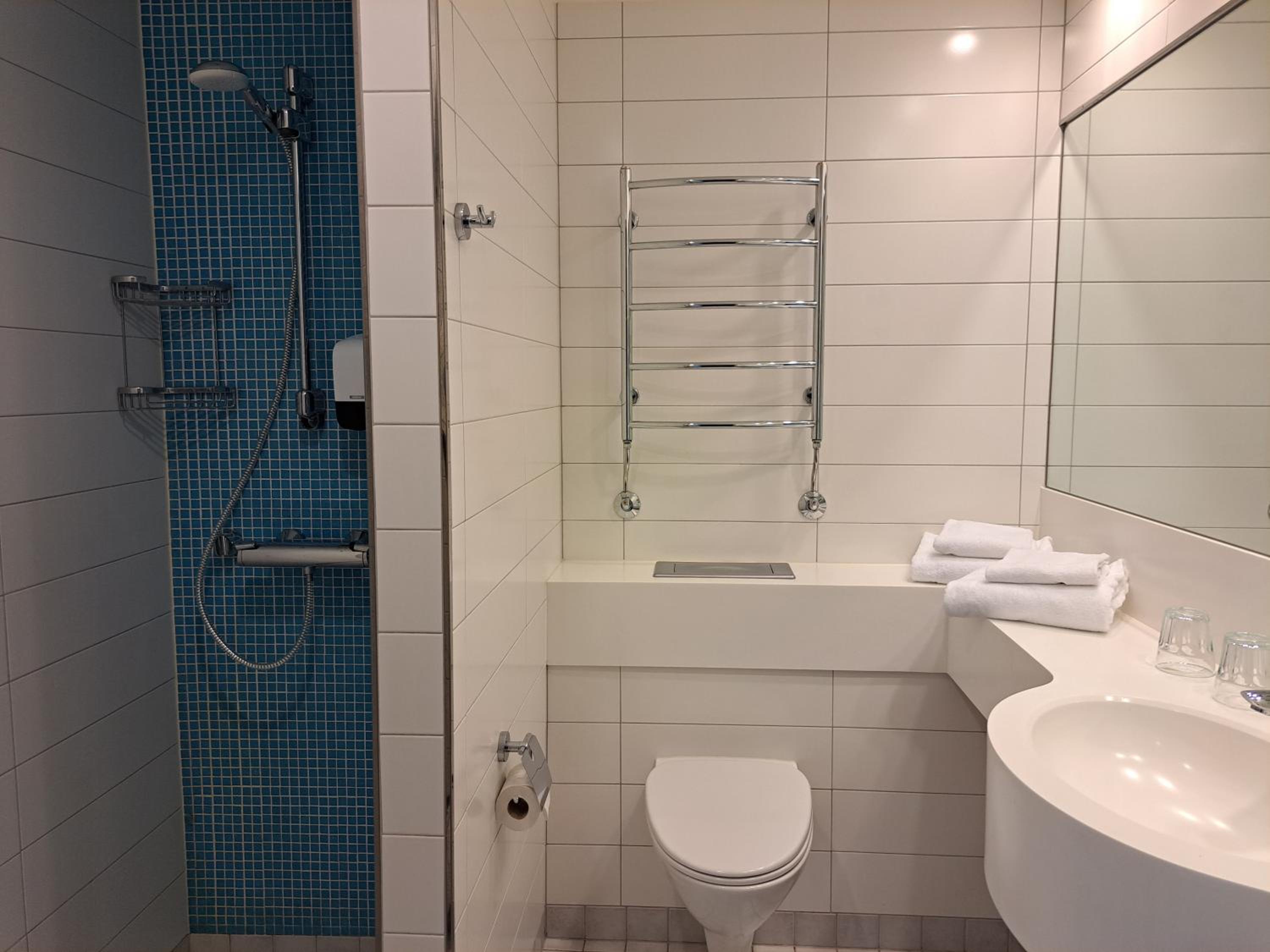 Twin Room with Balcony - Photo 4