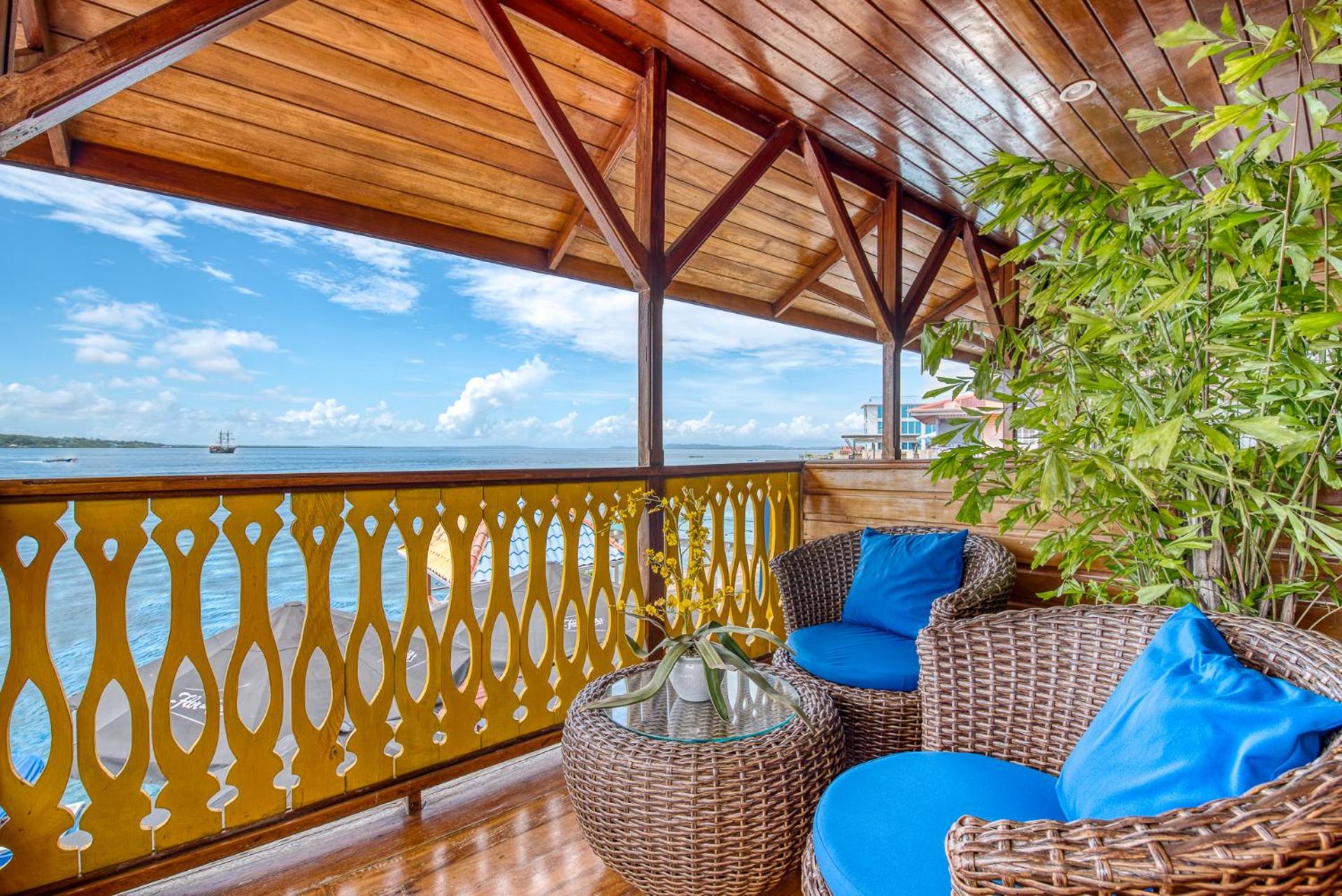 Premium Ocean Balcony with Queen and Single Bed photo 1