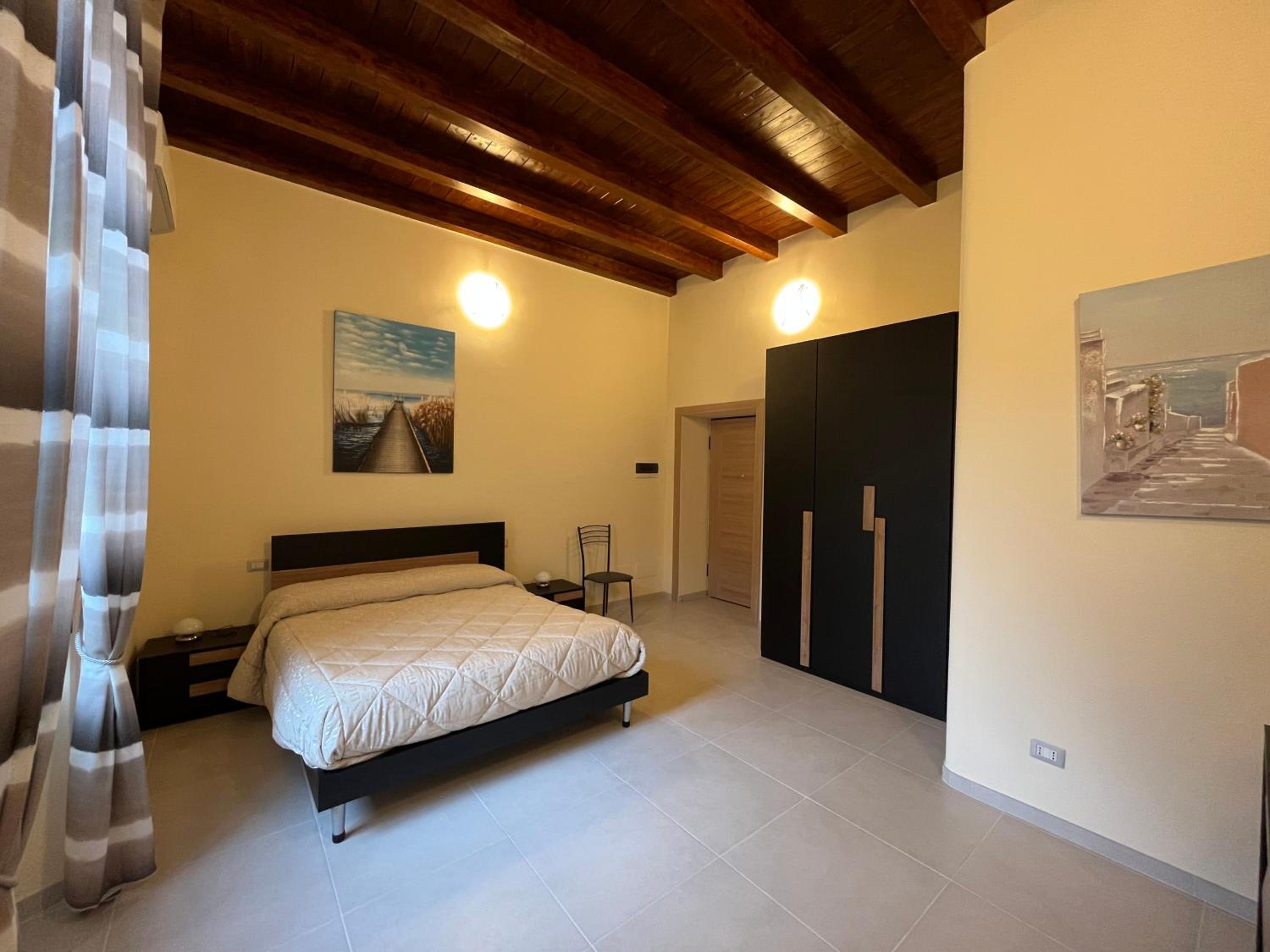 Large Double Room - Photo 1