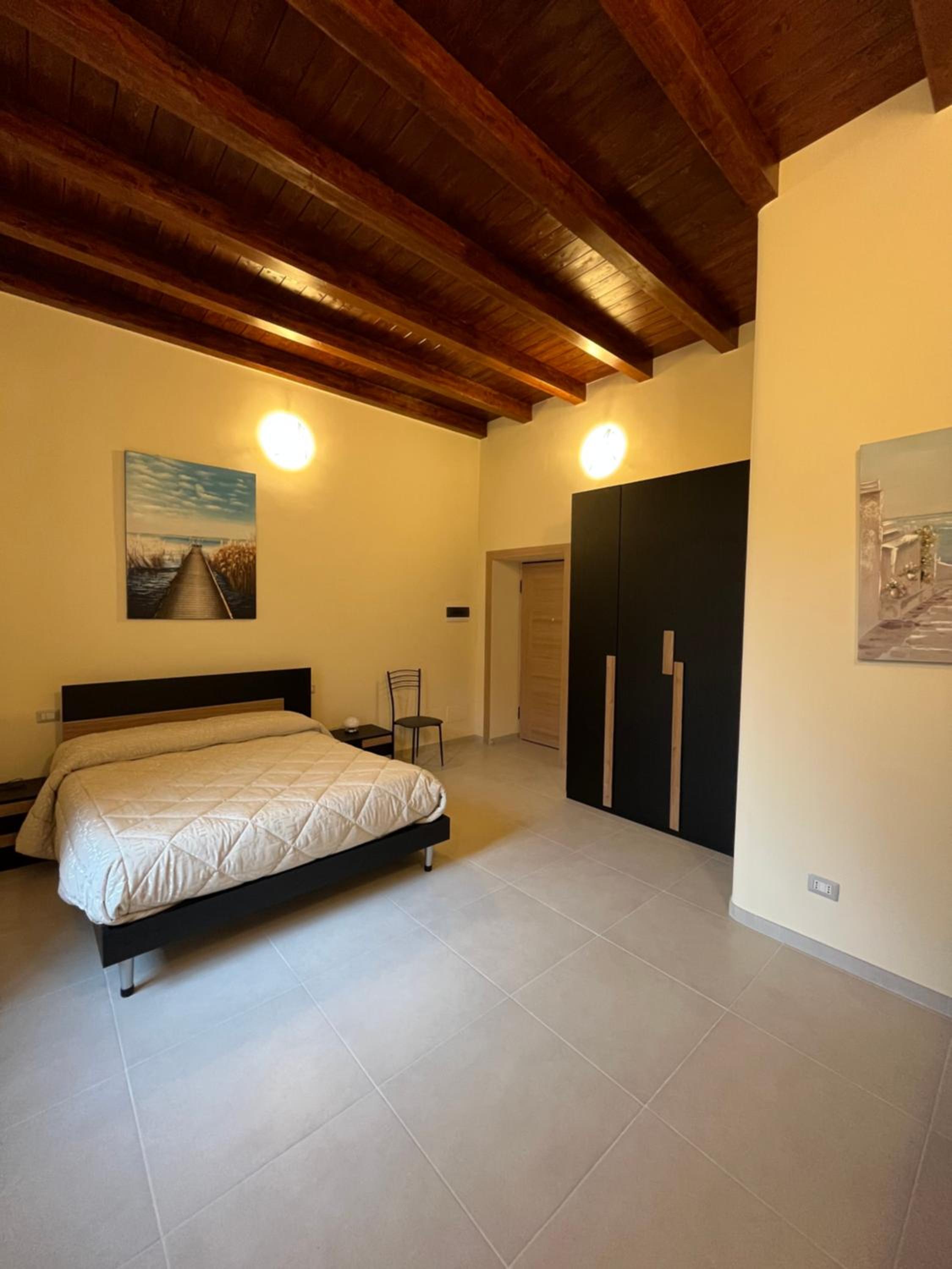 Large Double Room - Photo 6