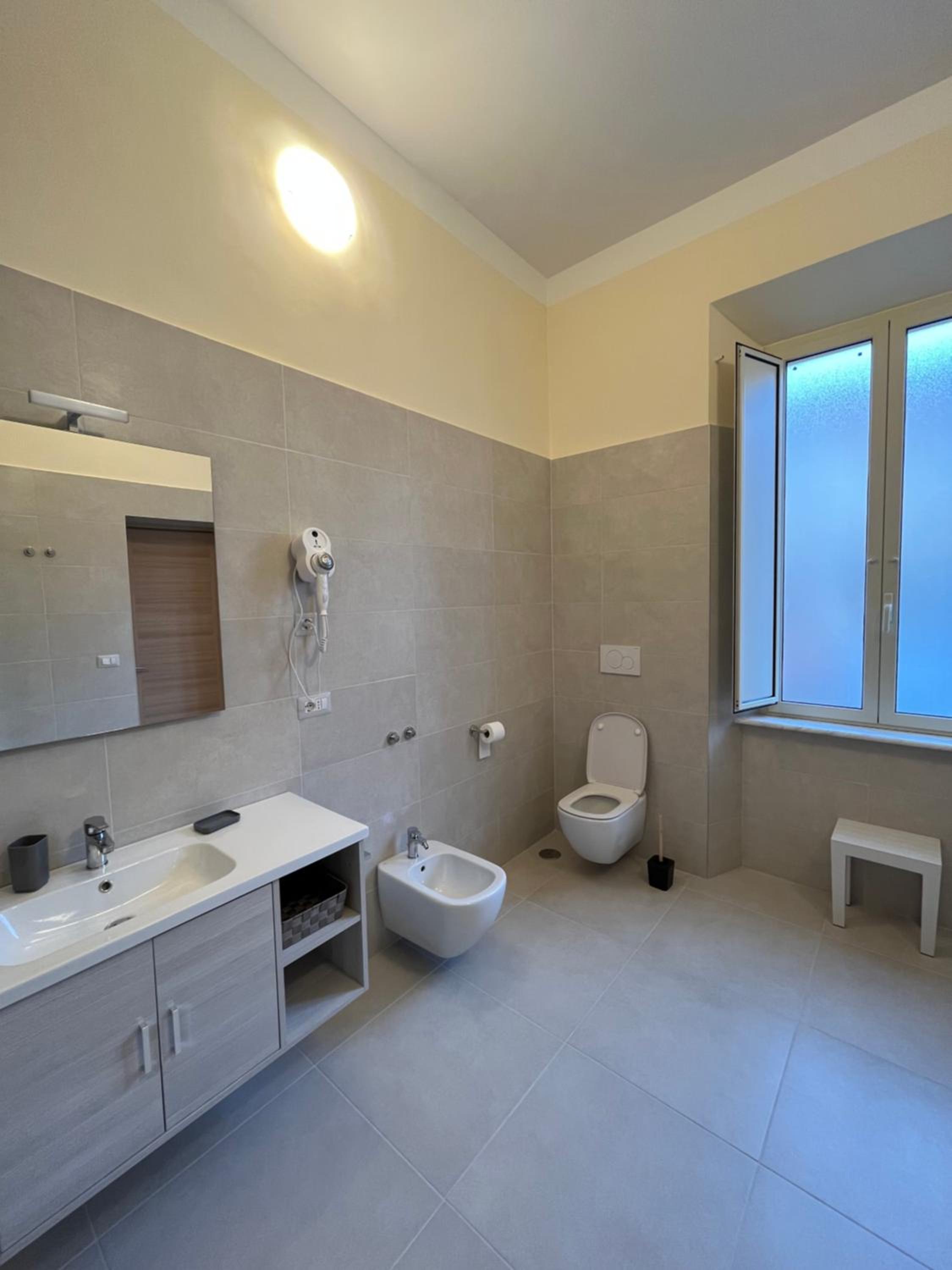 Large Double Room - Photo 7