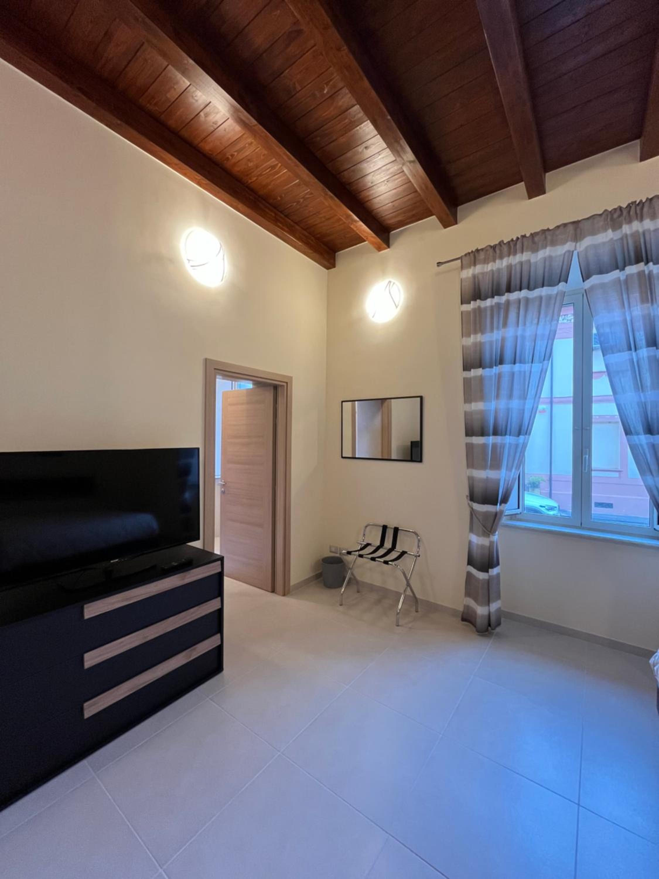 Large Double Room - Photo 12