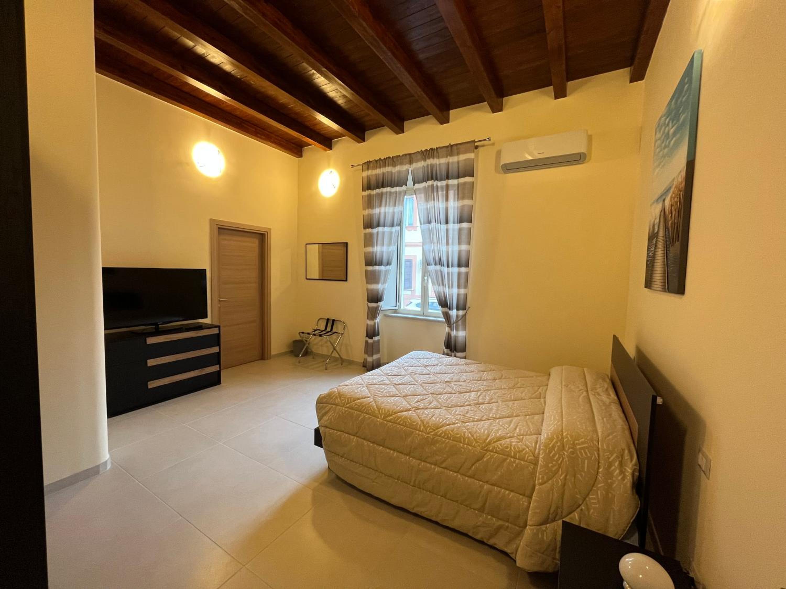 Large Double Room - Photo 11