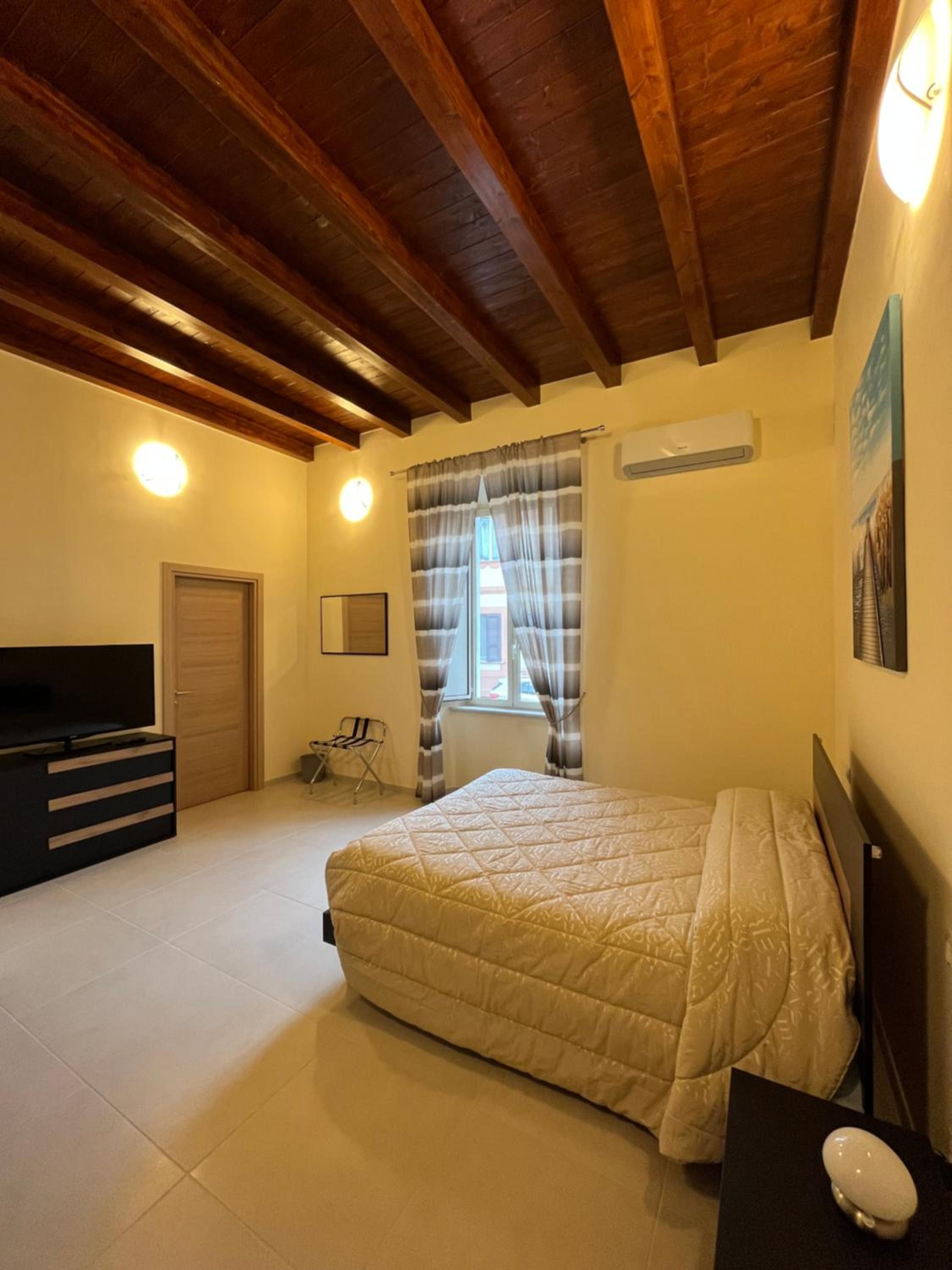 Large Double Room - Photo 9