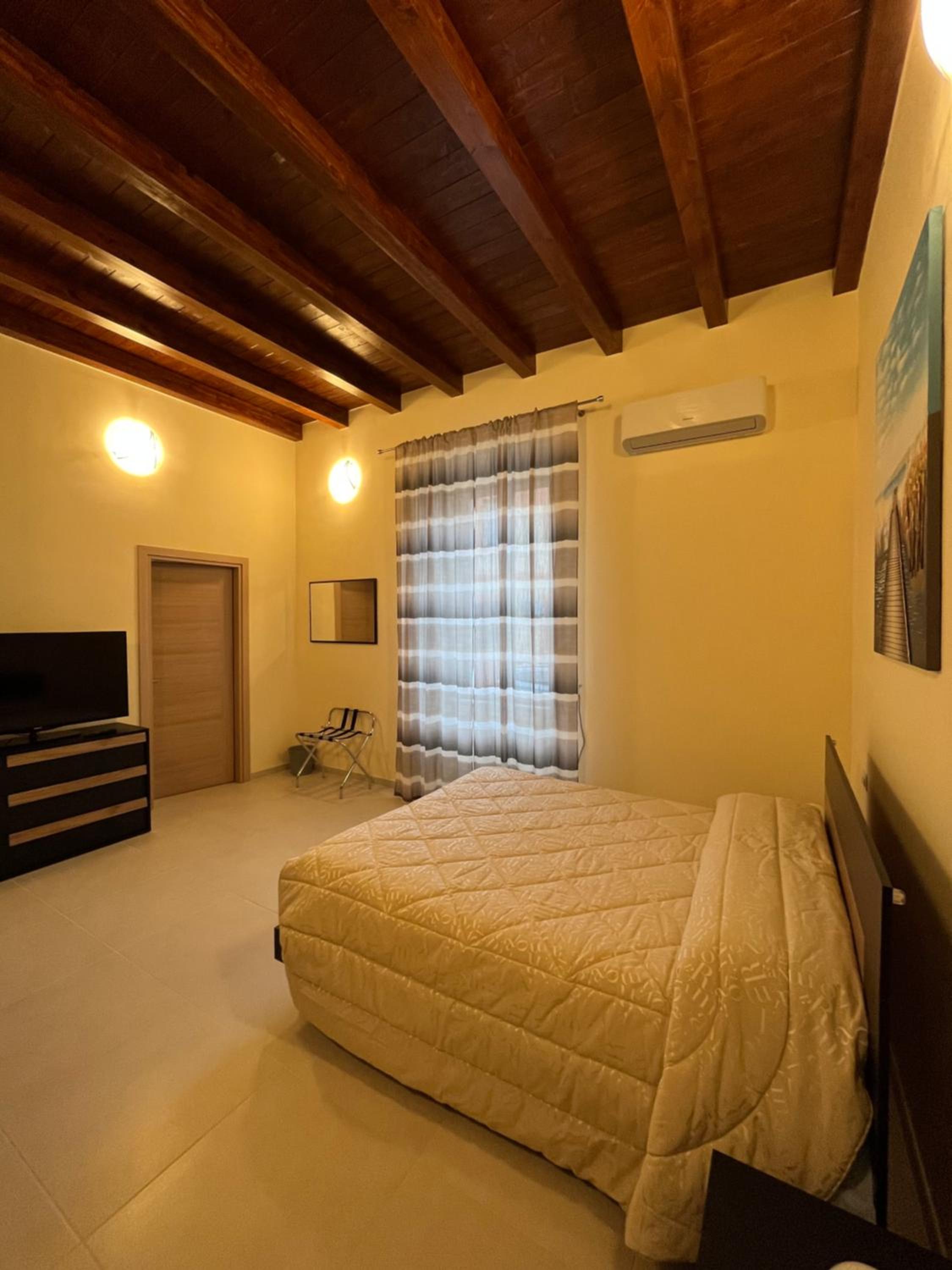 Large Double Room - Photo 13
